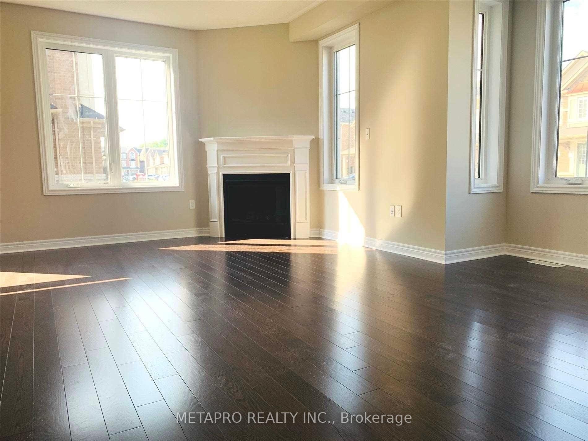 Photo 3 of 31 Pearman Crescent, Brampton, Northwest Brampton — HOMEH