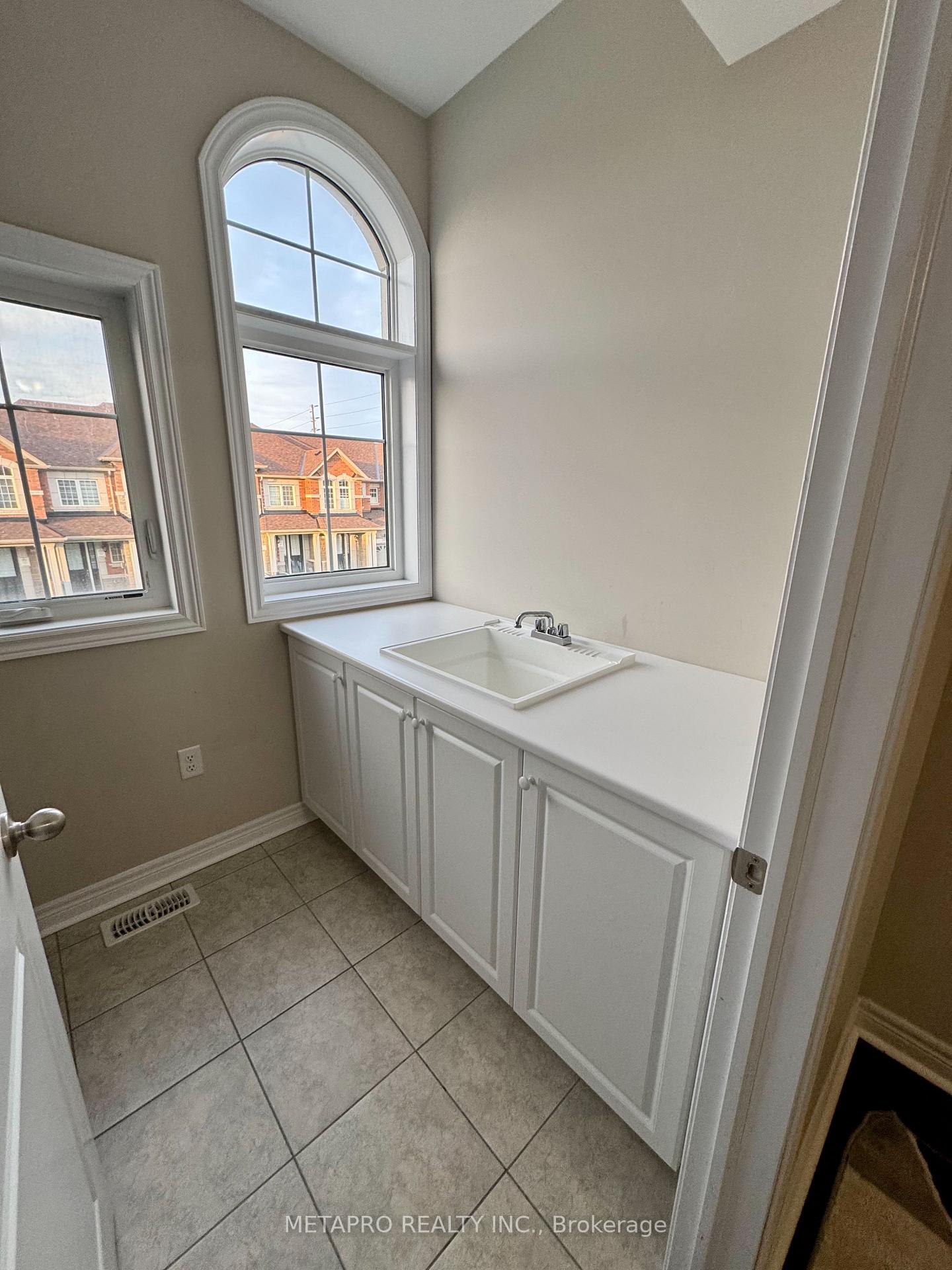 Photo 16 of 31 Pearman Crescent, Brampton, Northwest Brampton — HOMEH