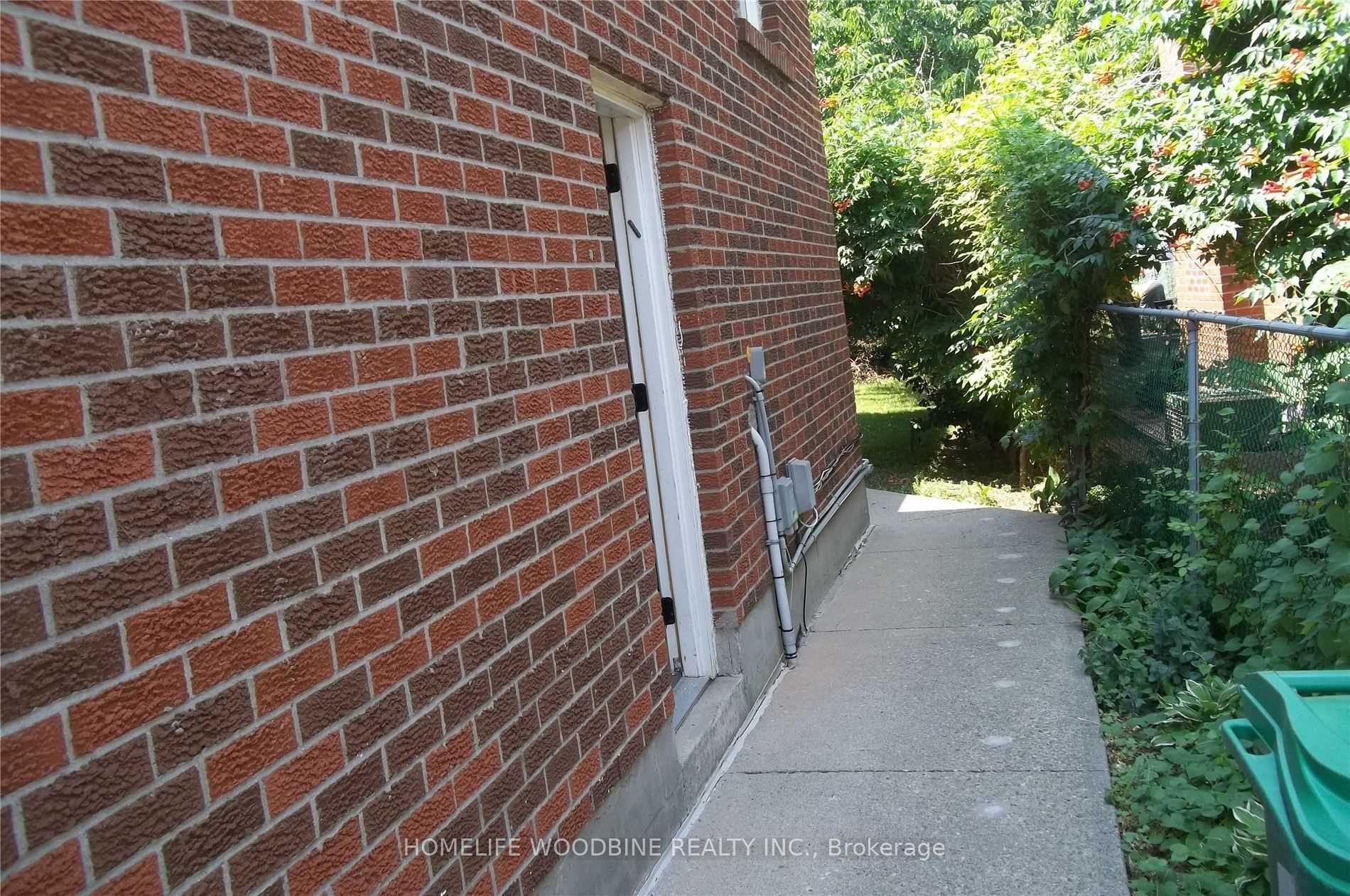 Photo 2 of 281 Centre Street N, Brampton, Brampton North — HOMEH