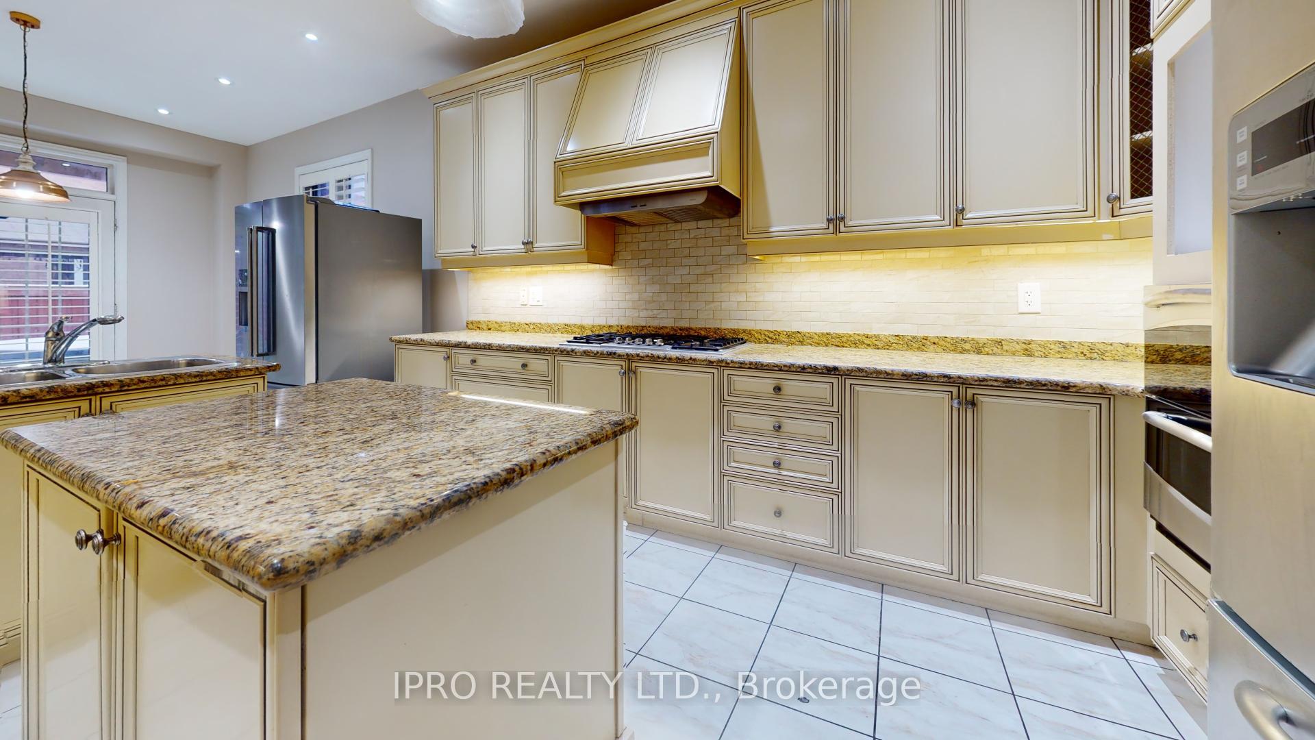 Photo 4 of 32 Bainsville Circle, Brampton, Bram East — HOMEH