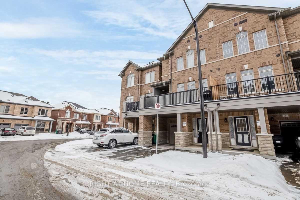 Photo 3 of 113 Fruitvale Circle, Brampton, Northwest Brampton — HOMEH
