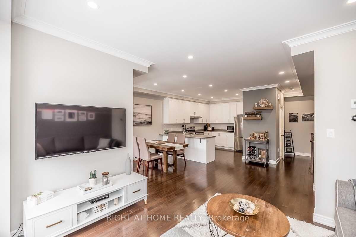 Photo 9 of 113 Fruitvale Circle, Brampton, Northwest Brampton — HOMEH
