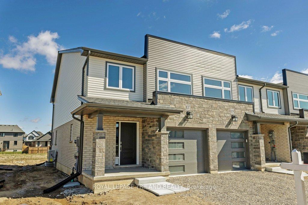 Photo 2 of 107 Empire Parkway, St. Thomas — HOMEH