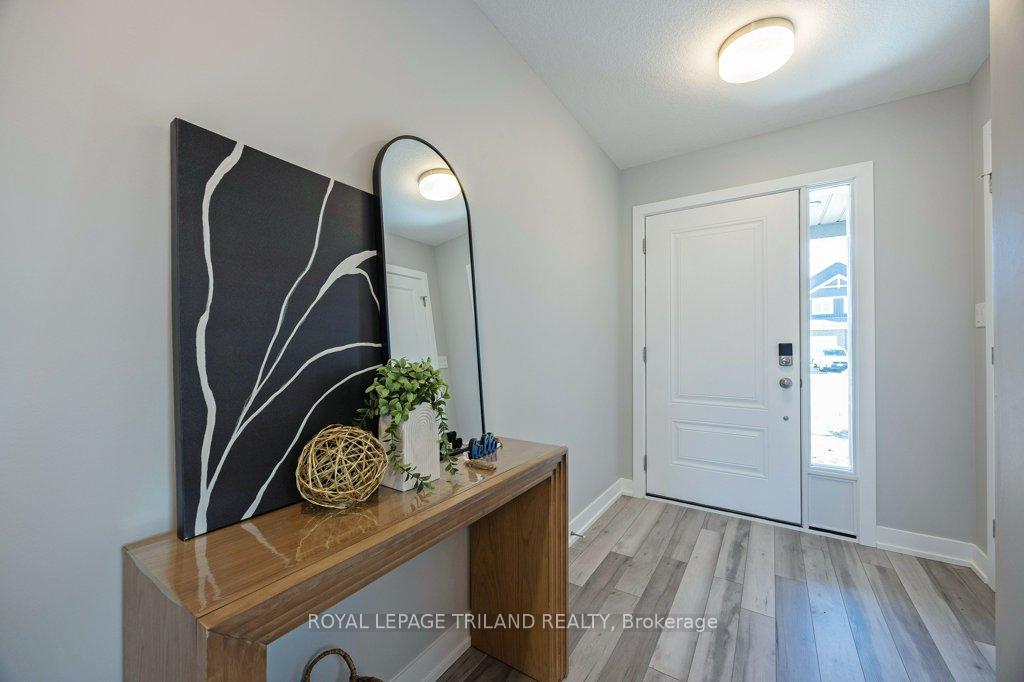 Photo 5 of 107 Empire Parkway, St. Thomas — HOMEH