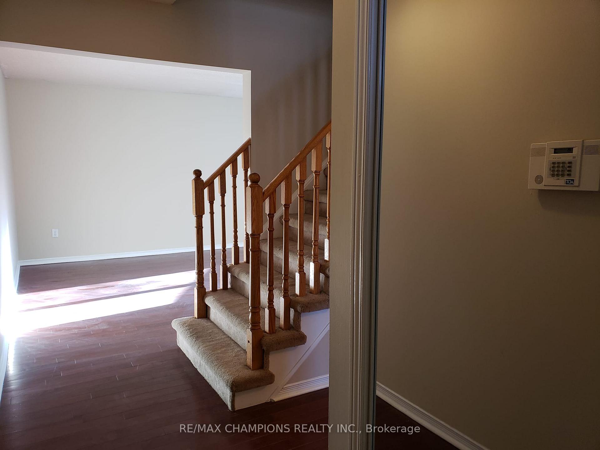 Photo 4 of 86 Shady Pine Circle, Brampton, Sandringham-Wellington — HOMEH