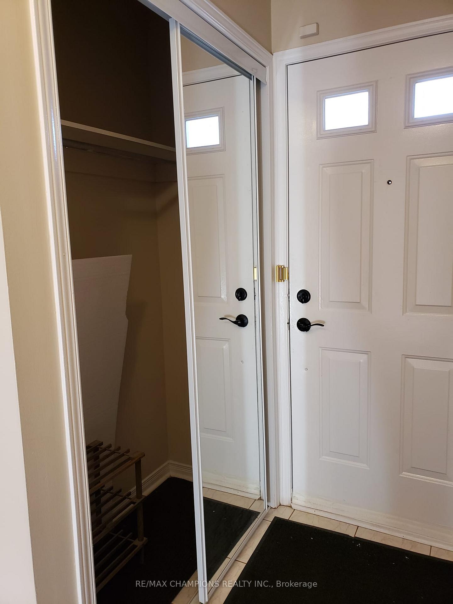 Photo 5 of 86 Shady Pine Circle, Brampton, Sandringham-Wellington — HOMEH