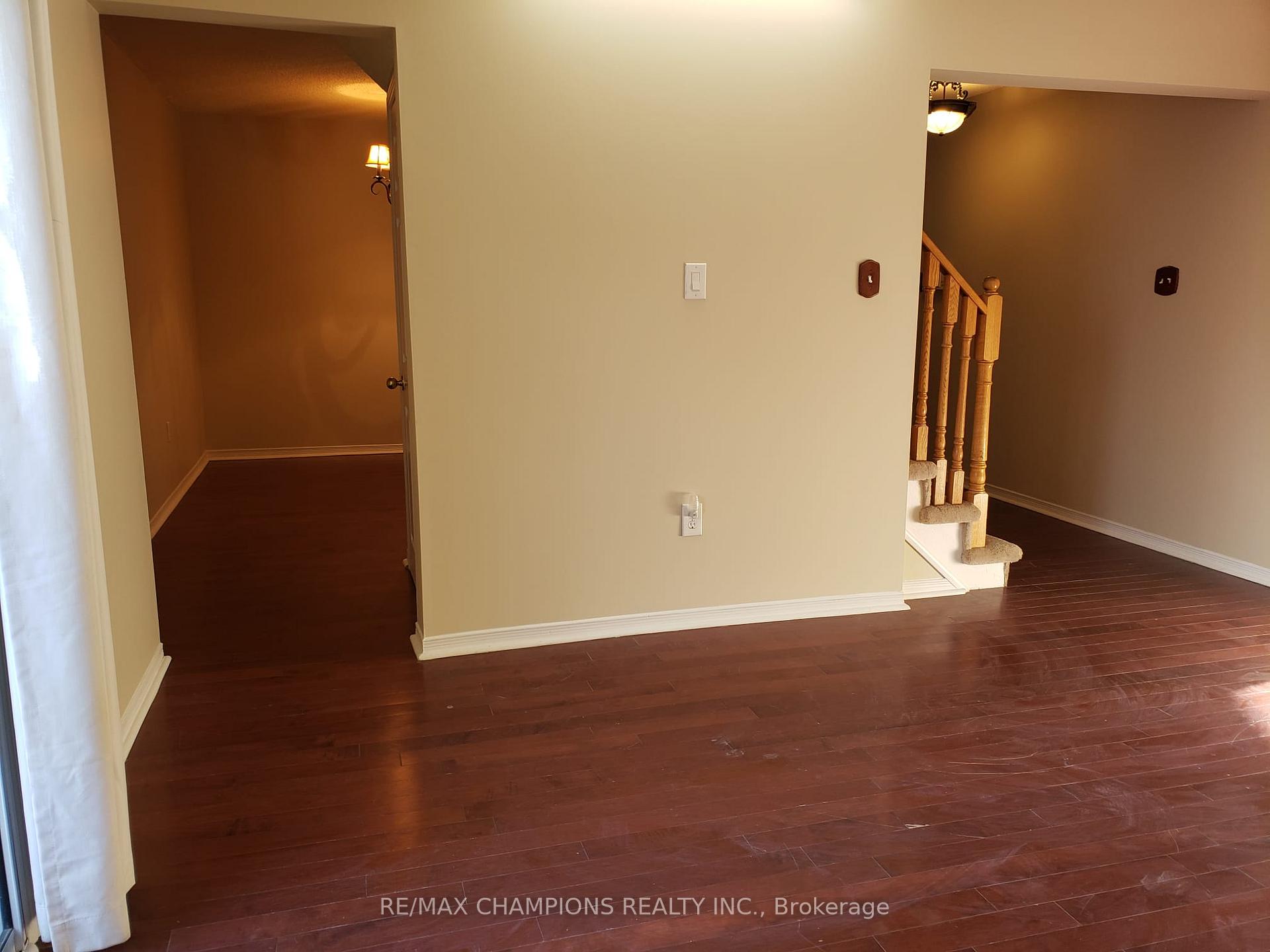 Photo 9 of 86 Shady Pine Circle, Brampton, Sandringham-Wellington — HOMEH