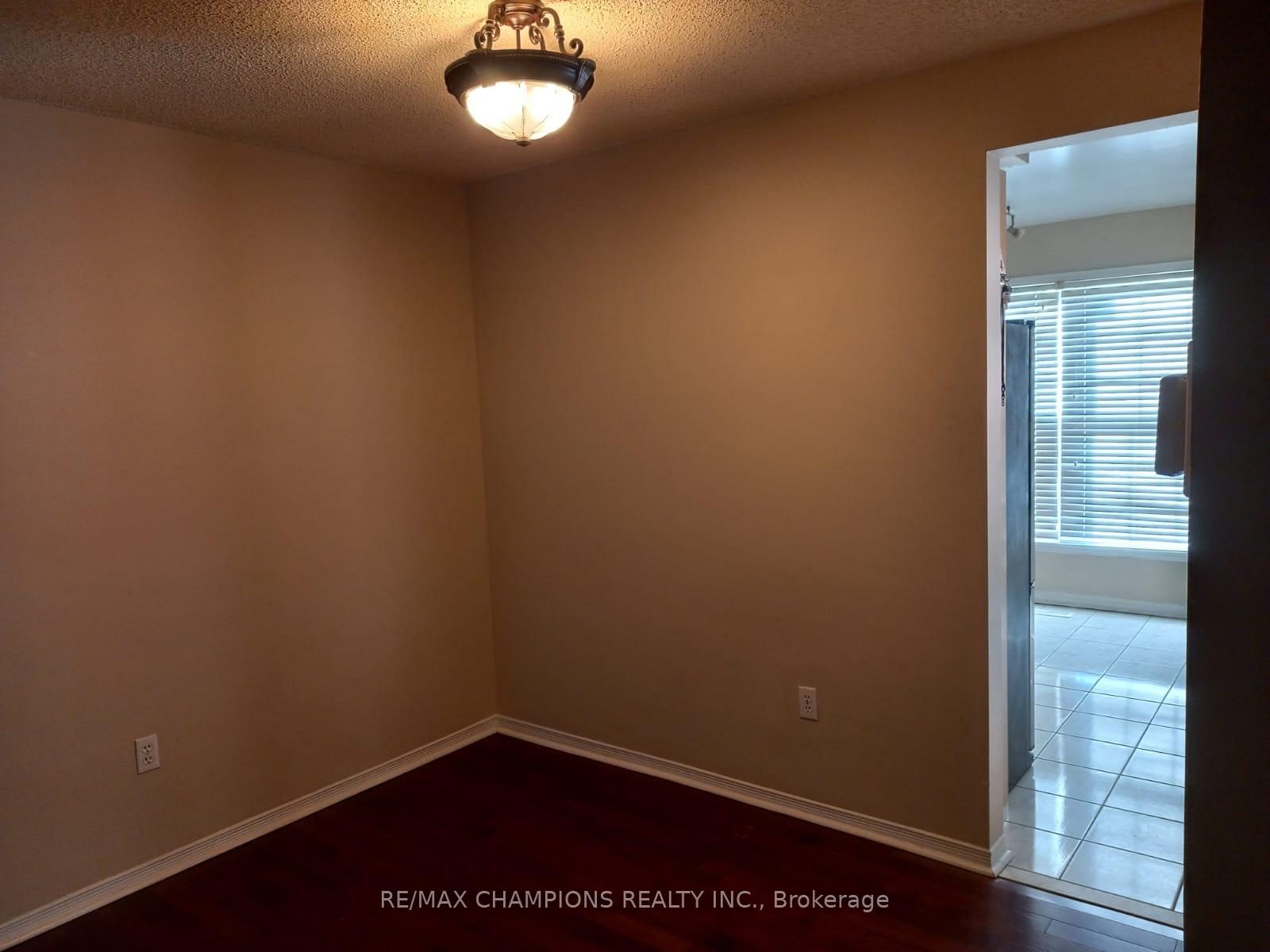 Photo 10 of 86 Shady Pine Circle, Brampton, Sandringham-Wellington — HOMEH