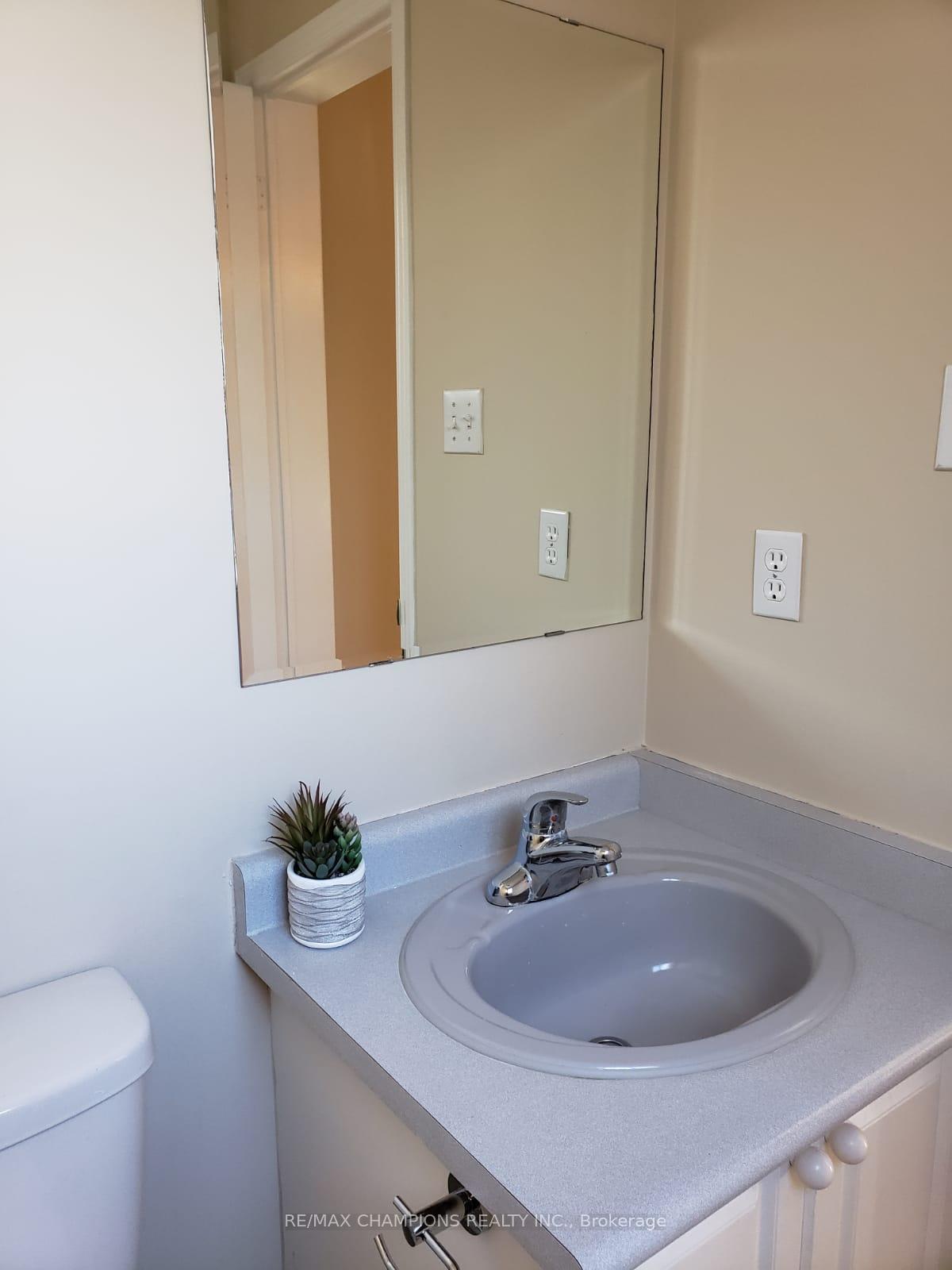 Photo 12 of 86 Shady Pine Circle, Brampton, Sandringham-Wellington — HOMEH