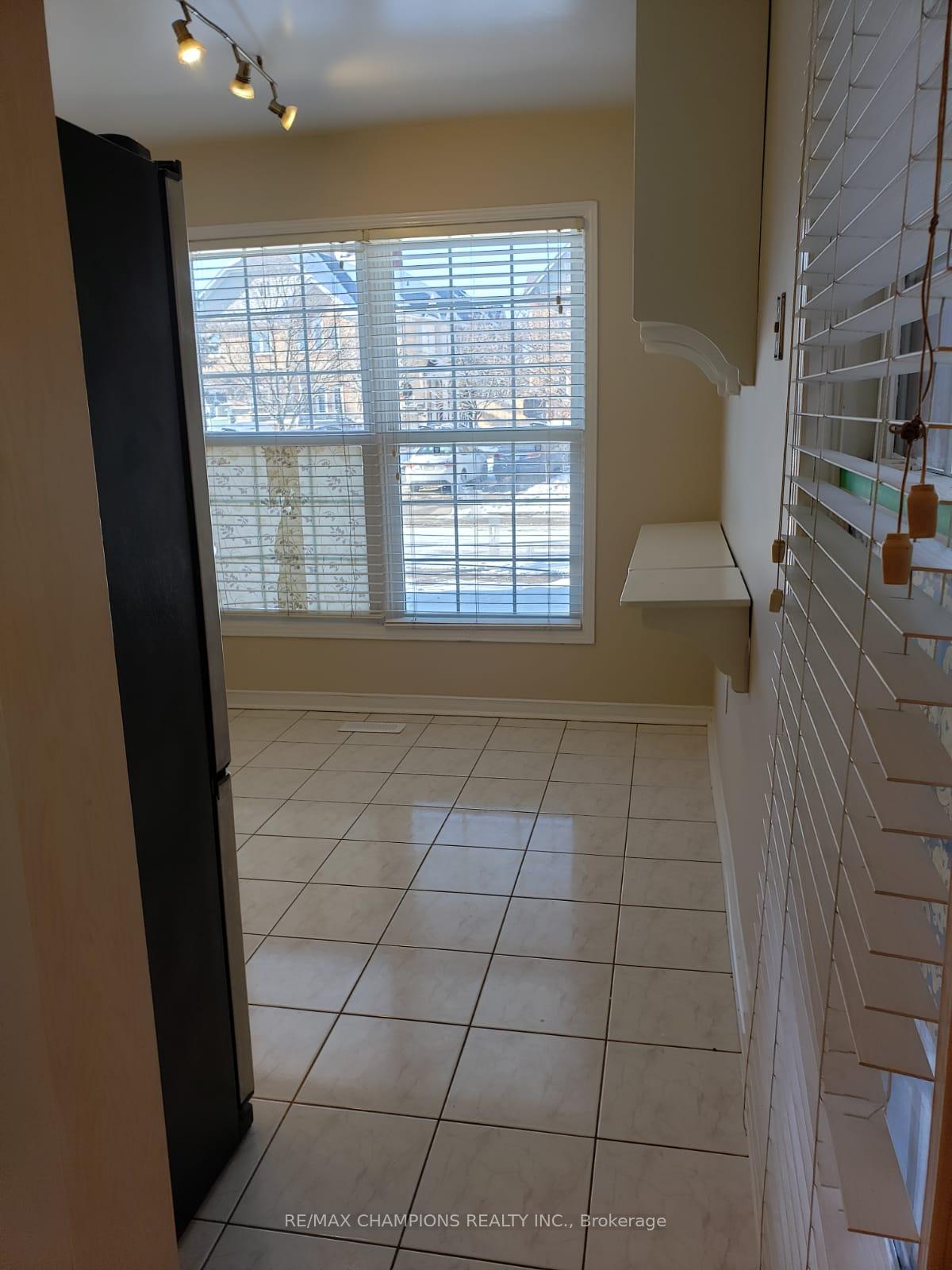 Photo 13 of 86 Shady Pine Circle, Brampton, Sandringham-Wellington — HOMEH