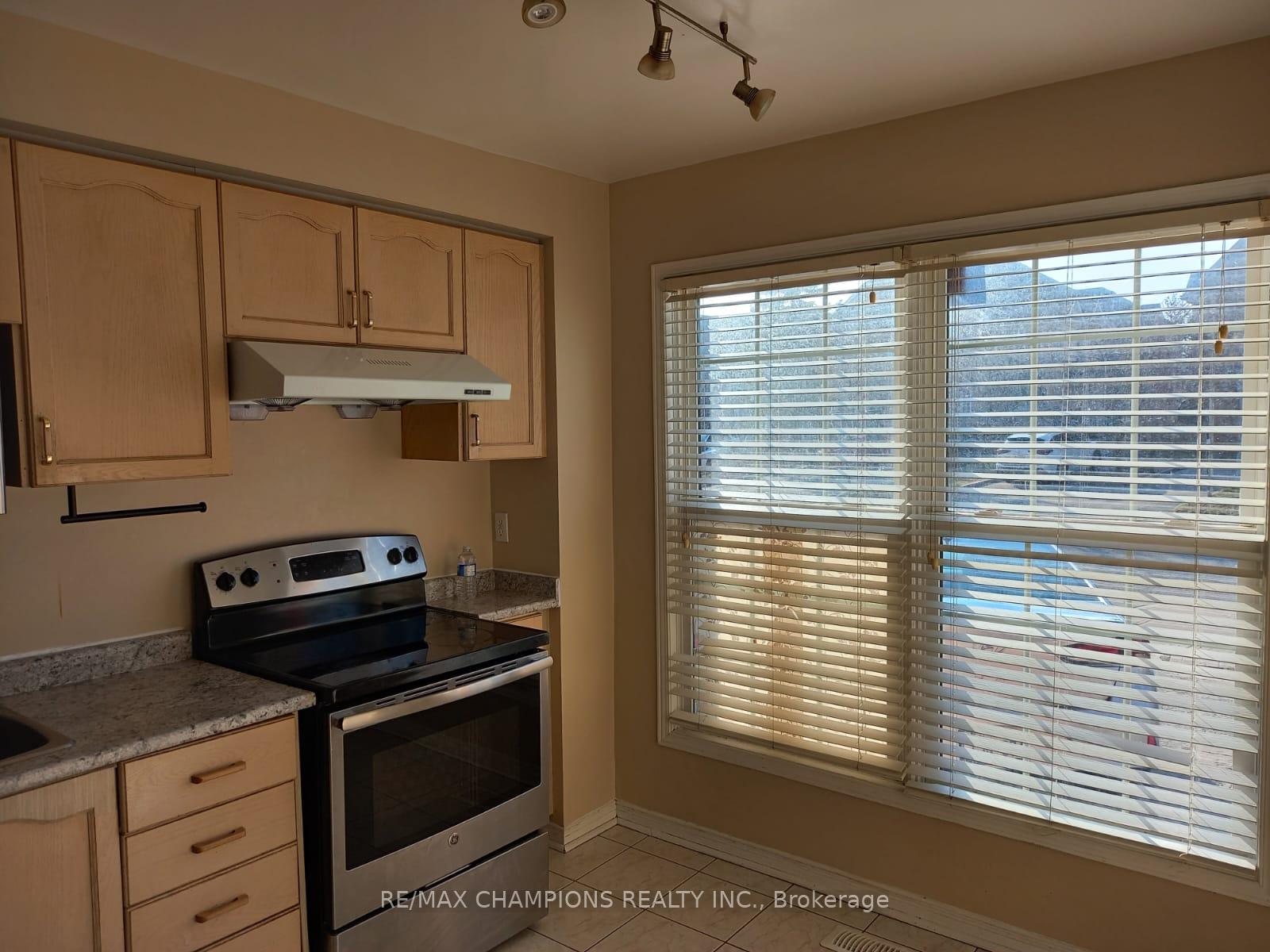 Photo 15 of 86 Shady Pine Circle, Brampton, Sandringham-Wellington — HOMEH