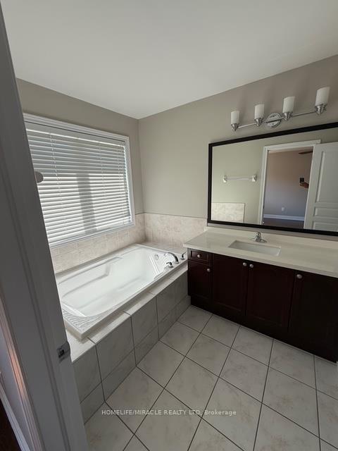 Photo 28 of 48 Pendulum Circle, Brampton, Sandringham-Wellington — HOMEH