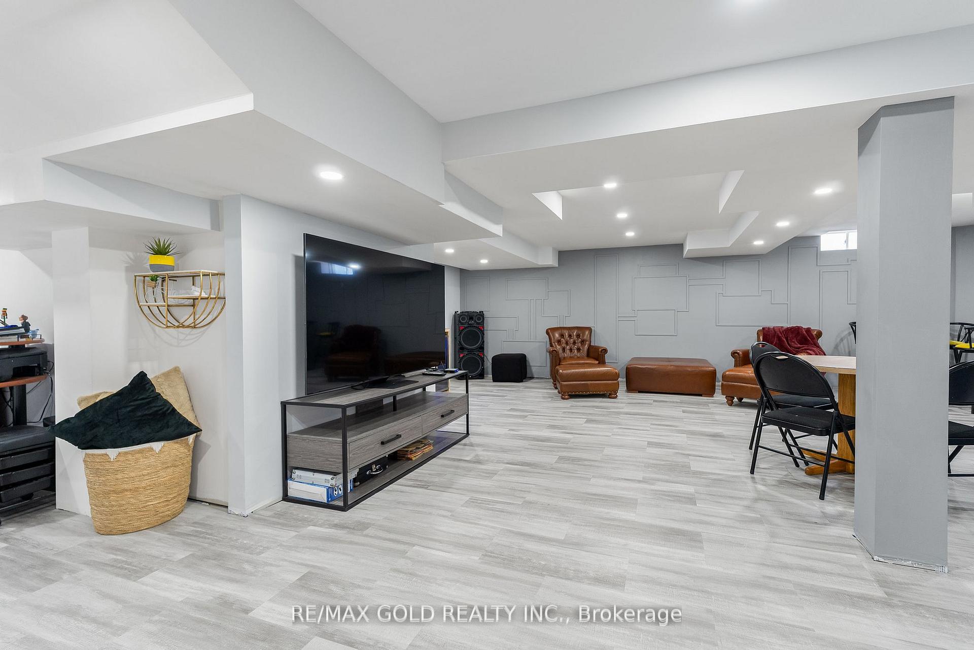 Photo 1 of 7 Powell Drive, Brampton, Sandringham-Wellington — HOMEH