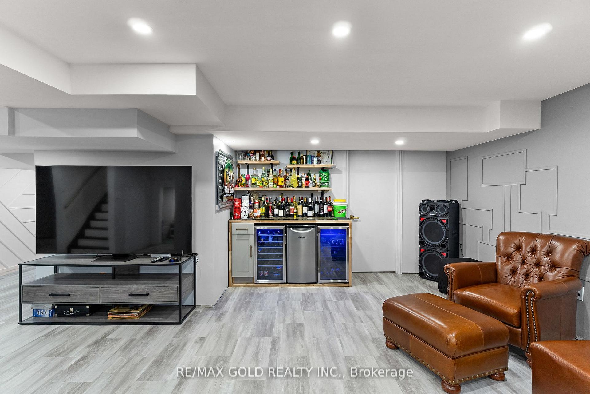 Photo 2 of 7 Powell Drive, Brampton, Sandringham-Wellington — HOMEH