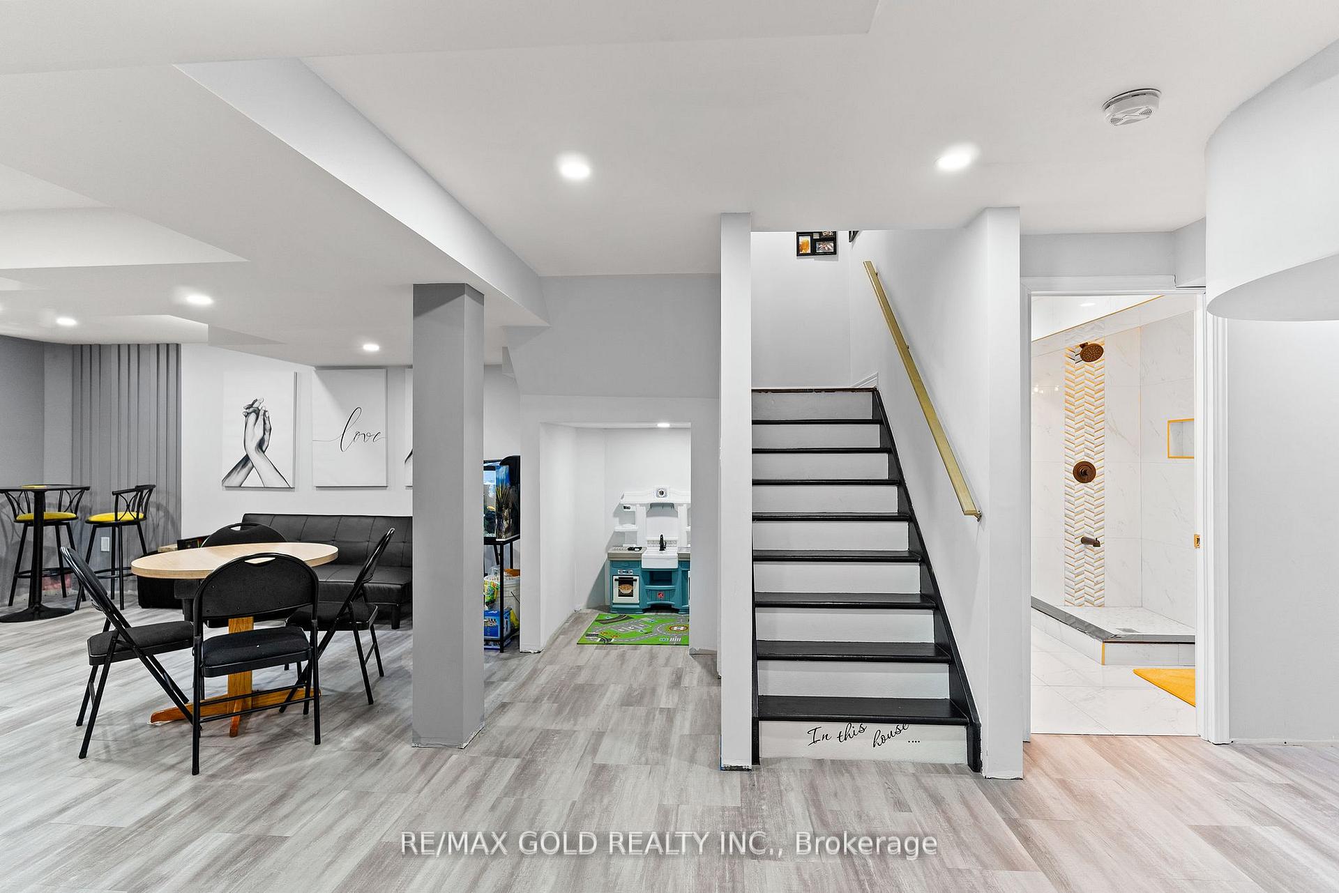 Photo 4 of 7 Powell Drive, Brampton, Sandringham-Wellington — HOMEH