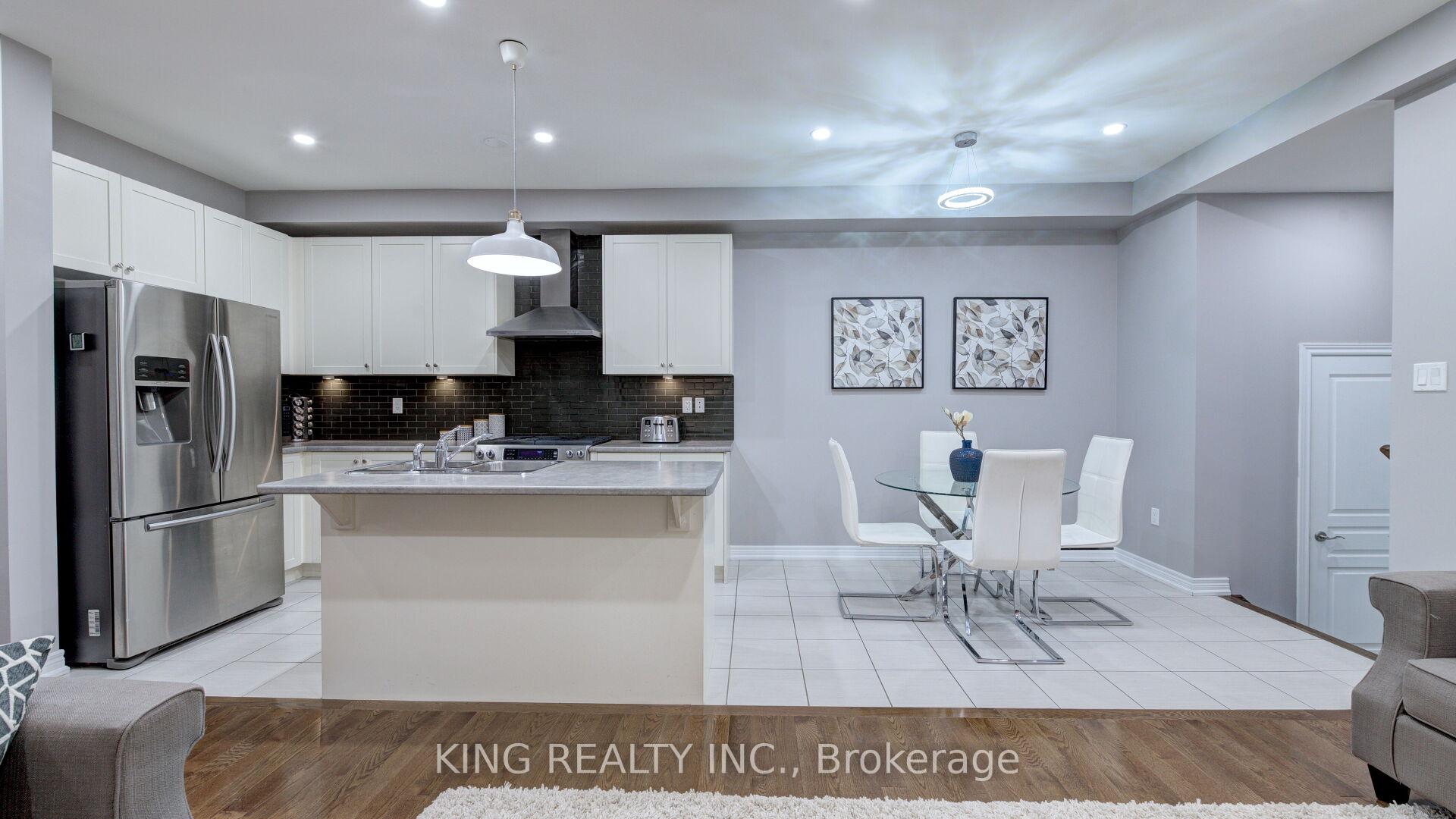 Photo 4 of 56 Cranwood Circle, Brampton, Credit Valley — HOMEH