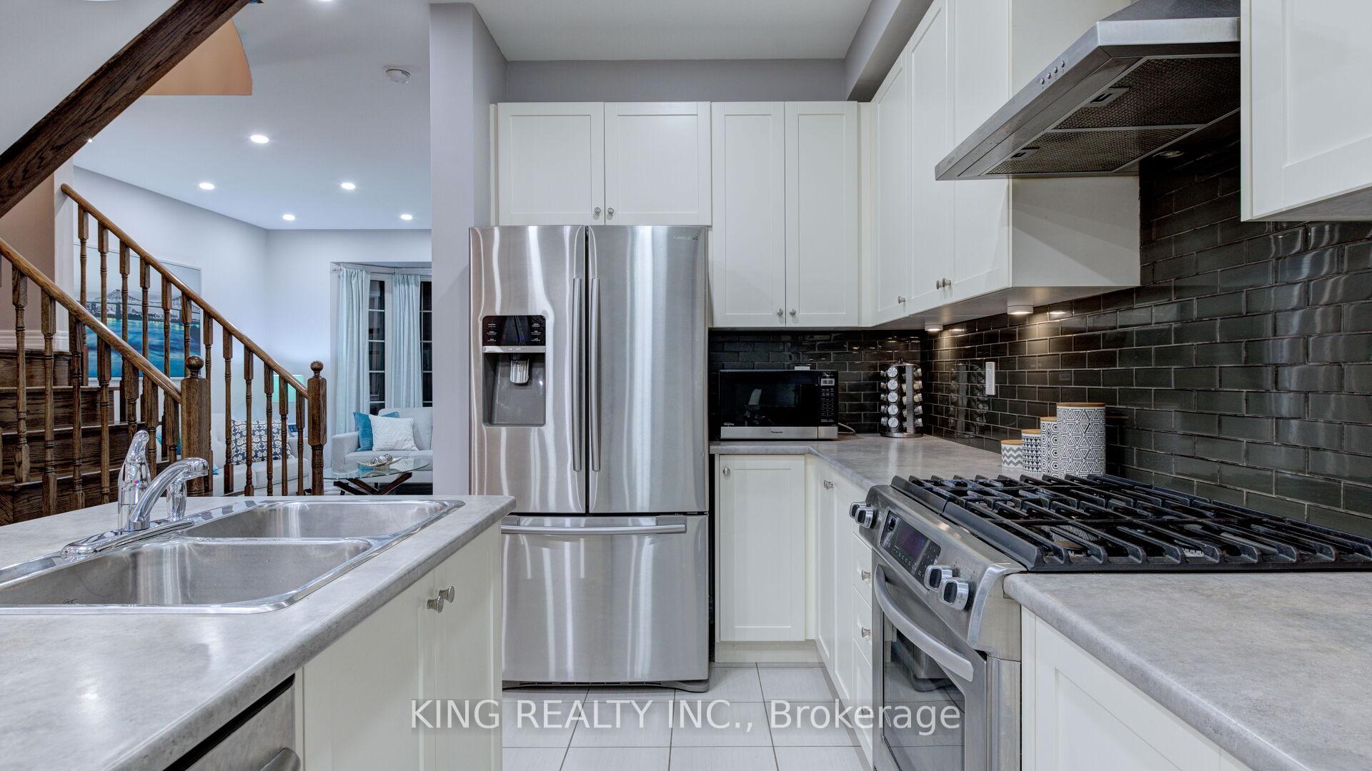 Photo 5 of 56 Cranwood Circle, Brampton, Credit Valley — HOMEH