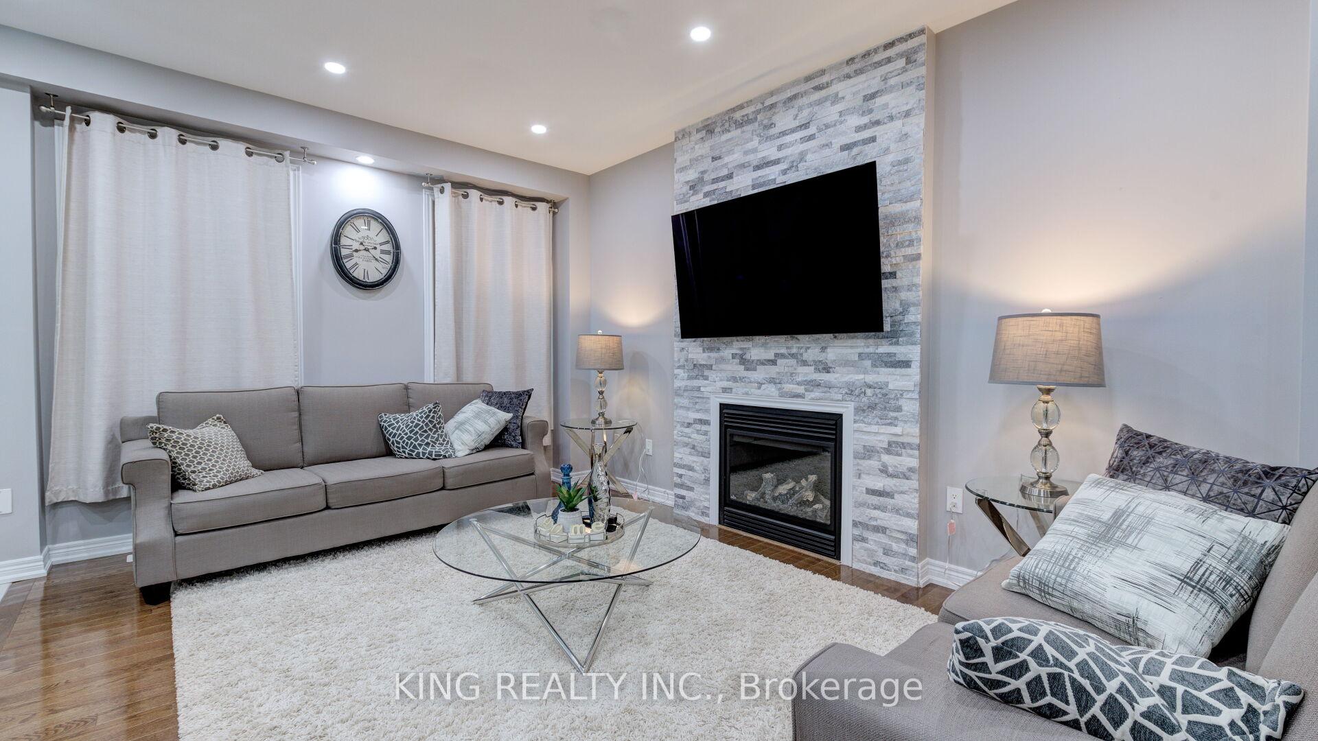 Photo 6 of 56 Cranwood Circle, Brampton, Credit Valley — HOMEH