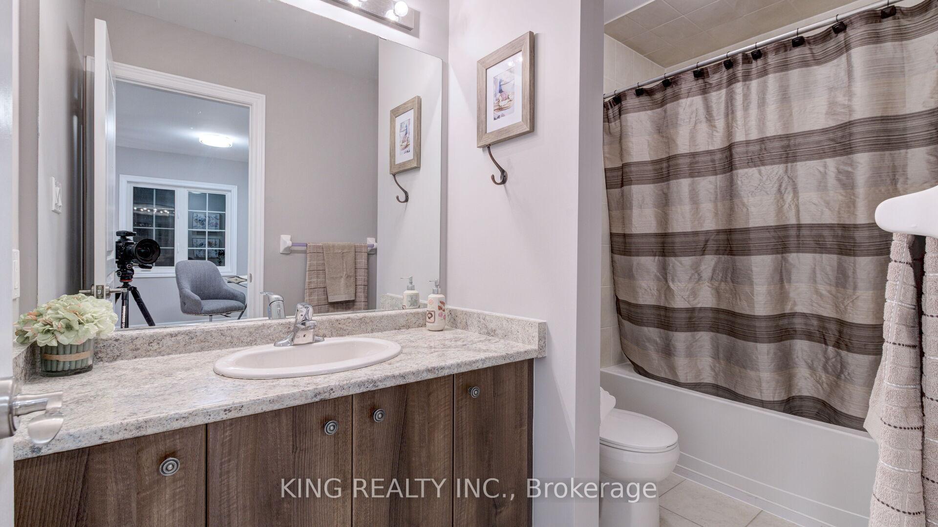 Photo 15 of 56 Cranwood Circle, Brampton, Credit Valley — HOMEH