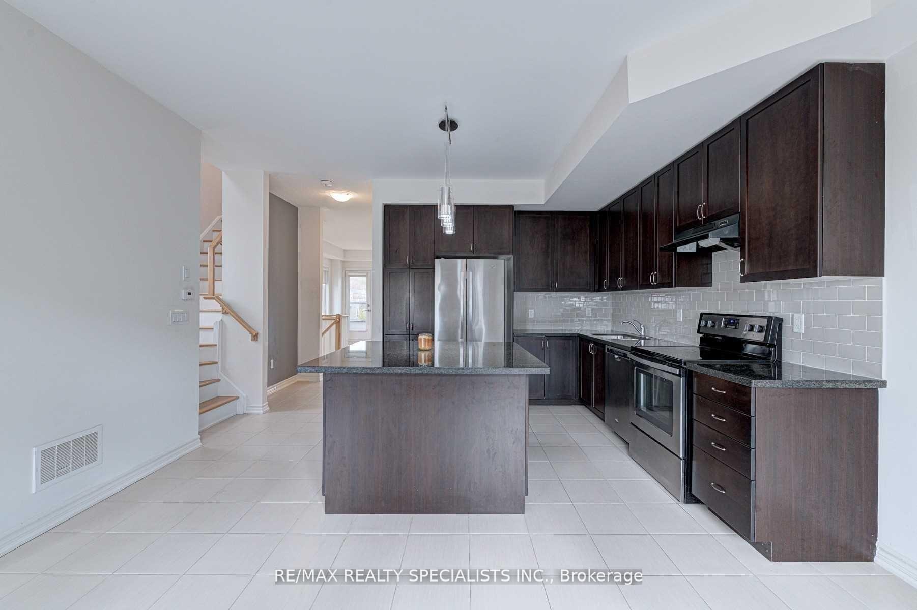 Photo 5 of 44 Sky Harbour Drive, Brampton, Bram West — HOMEH