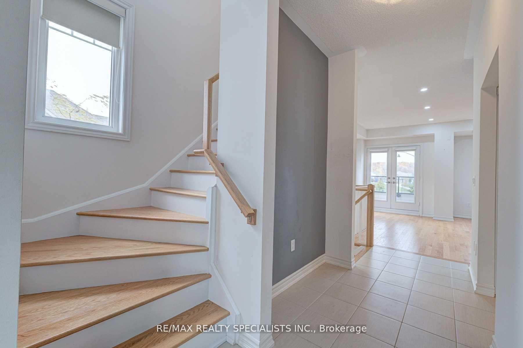 Photo 8 of 44 Sky Harbour Drive, Brampton, Bram West — HOMEH