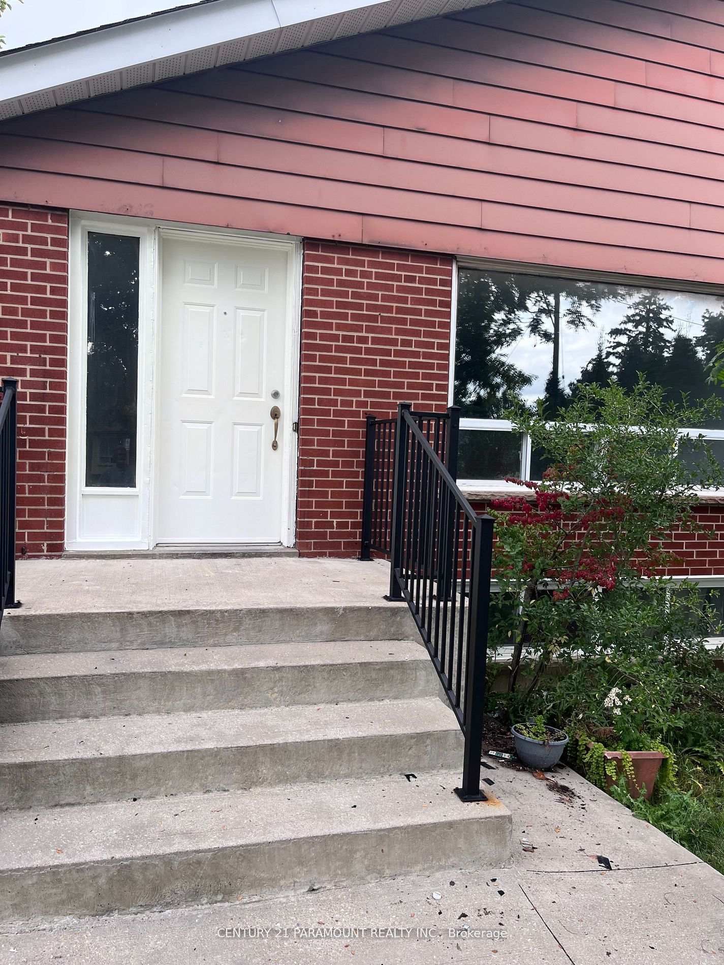Front of 39 Aloma Crescent