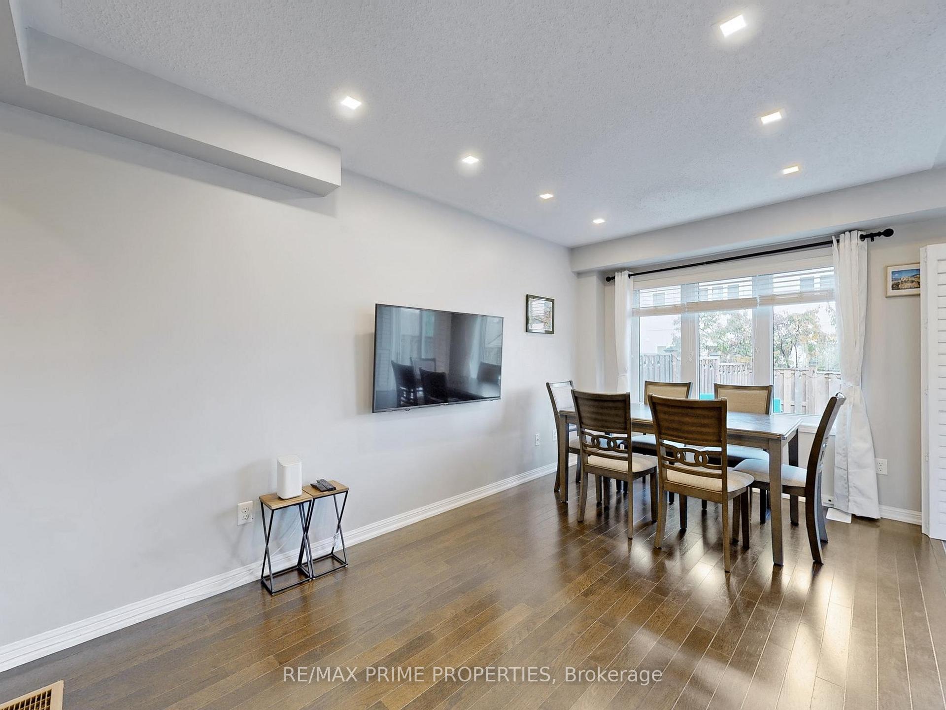 Photo 2 of 5 Dykstra Lane, Clarington, Bowmanville — HOMEH
