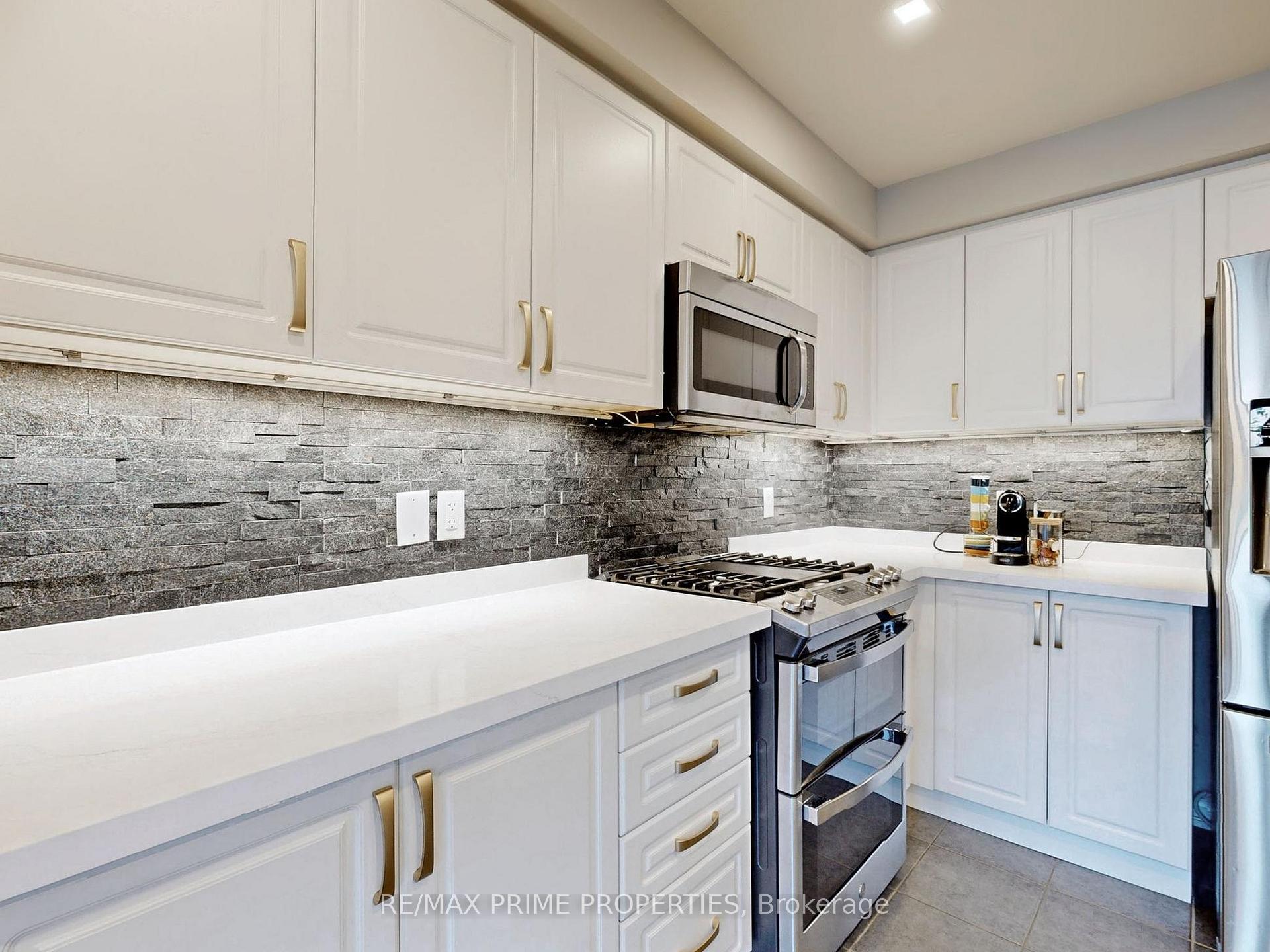 Photo 8 of 5 Dykstra Lane, Clarington, Bowmanville — HOMEH