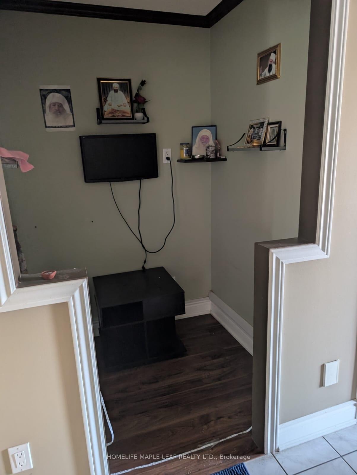 Photo 16 of 45 Adam Street, Brampton, Heart Lake West — HOMEH