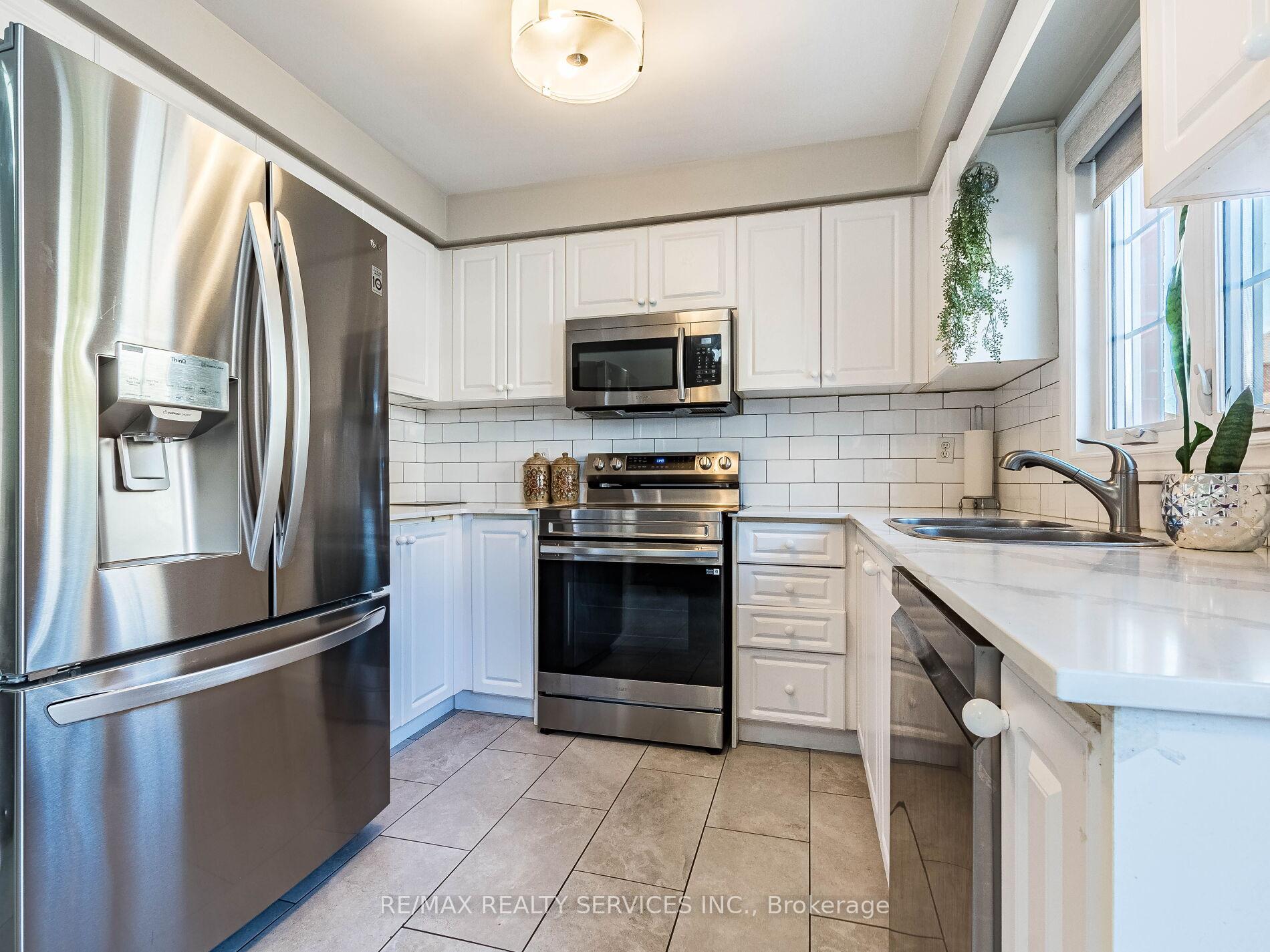 Photo 11 of 24 Red Clover Road, Brampton, Sandringham-Wellington — HOMEH