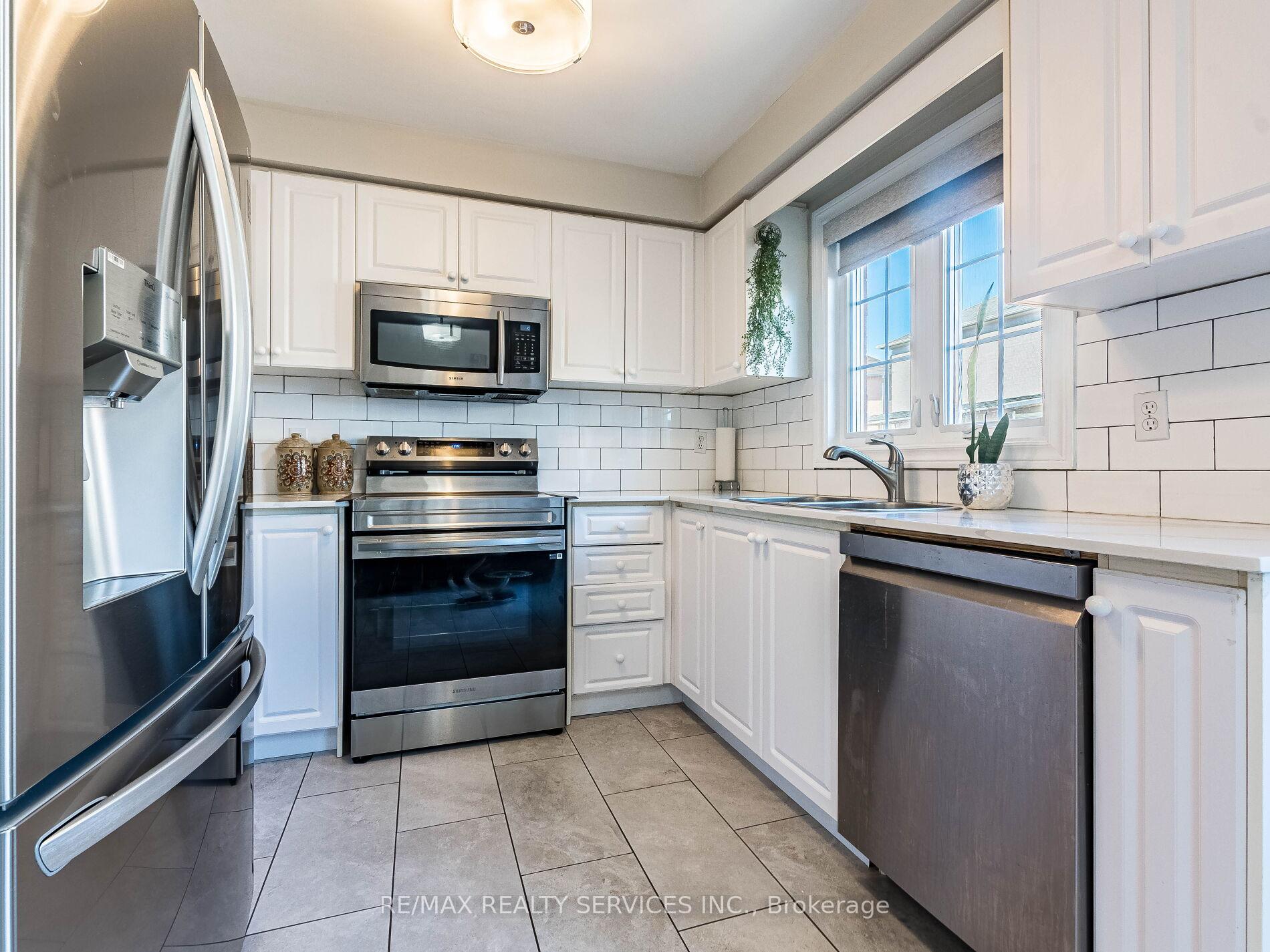 Photo 12 of 24 Red Clover Road, Brampton, Sandringham-Wellington — HOMEH