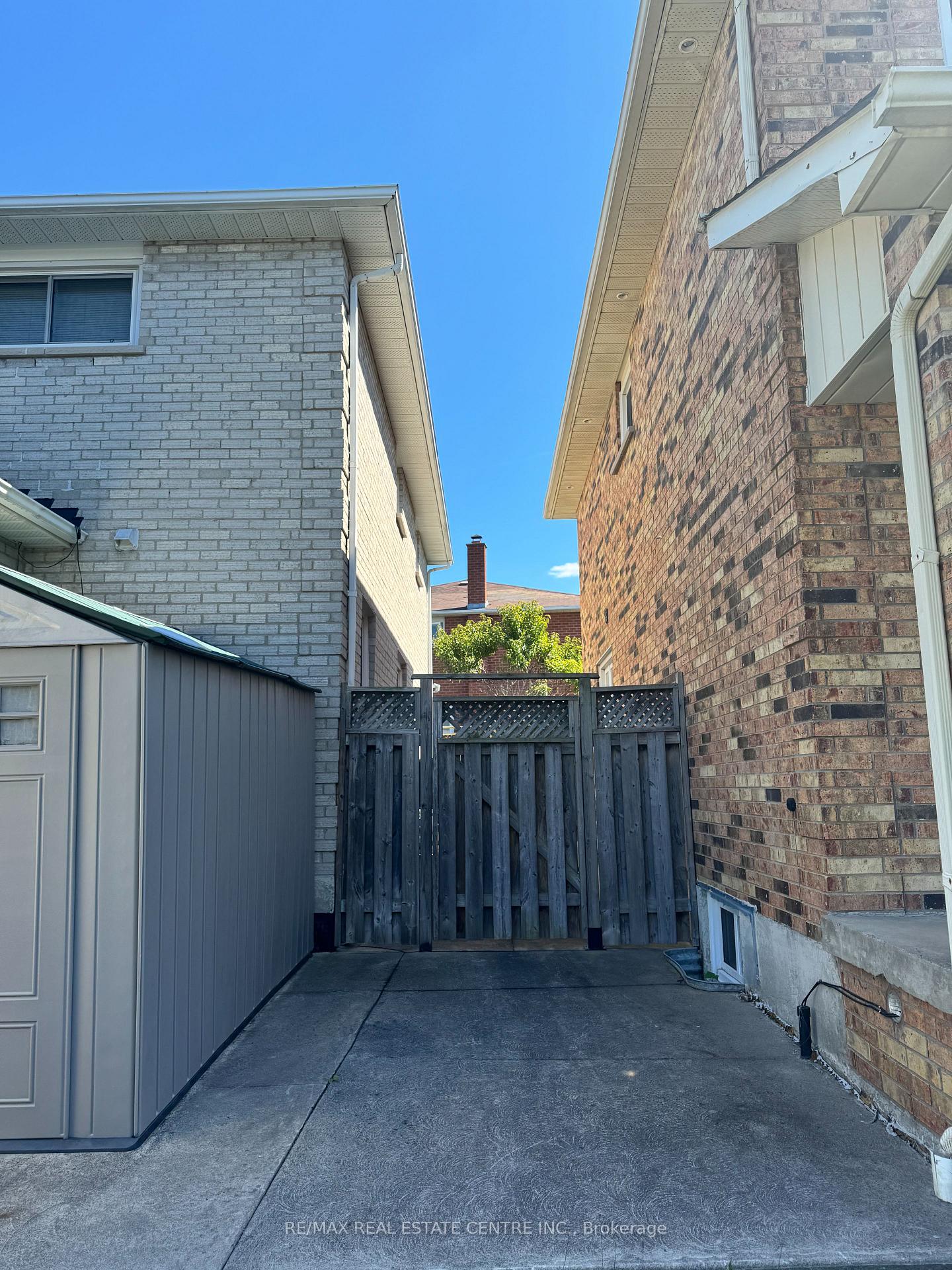 Photo 2 of 3 Scarlett Drive, Brampton, Fletcher's Creek South — HOMEH