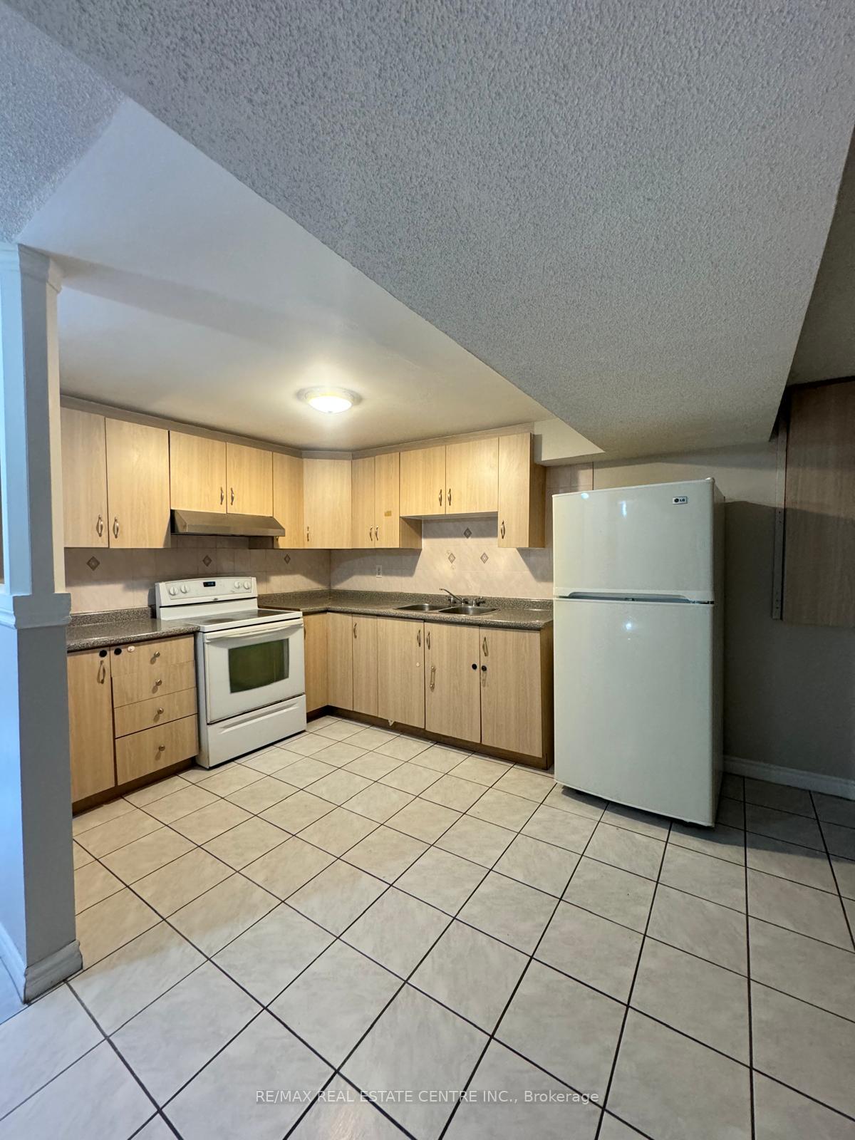 Photo 4 of 3 Scarlett Drive, Brampton, Fletcher's Creek South — HOMEH