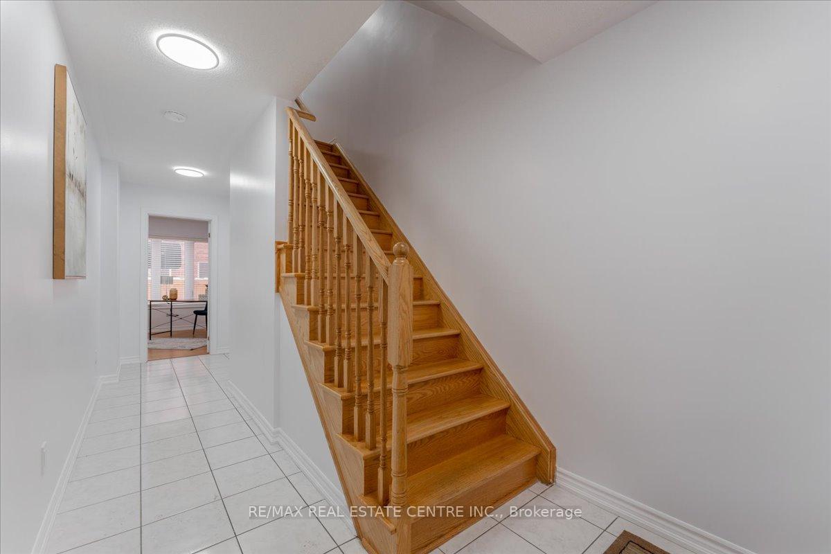 Photo 9 of 7 Shiff Crescent, Brampton, Heart Lake East — HOMEH