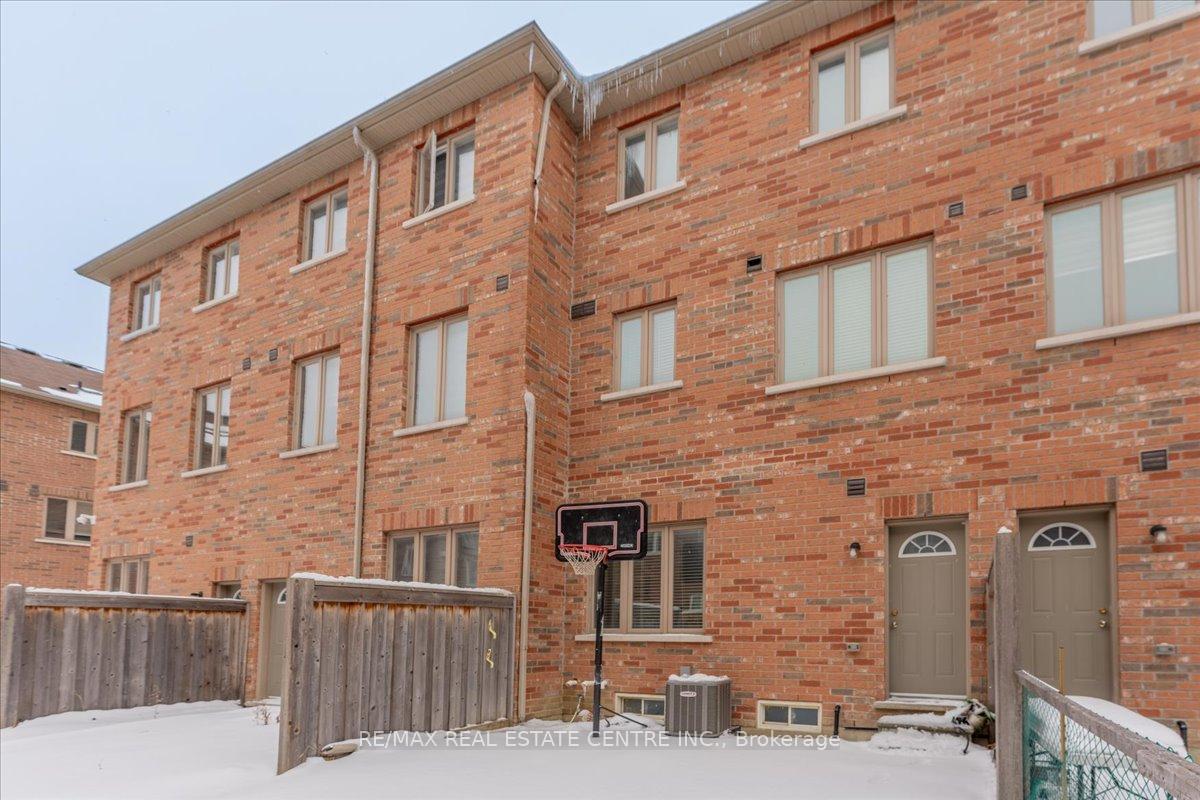Photo 10 of 7 Shiff Crescent, Brampton, Heart Lake East — HOMEH