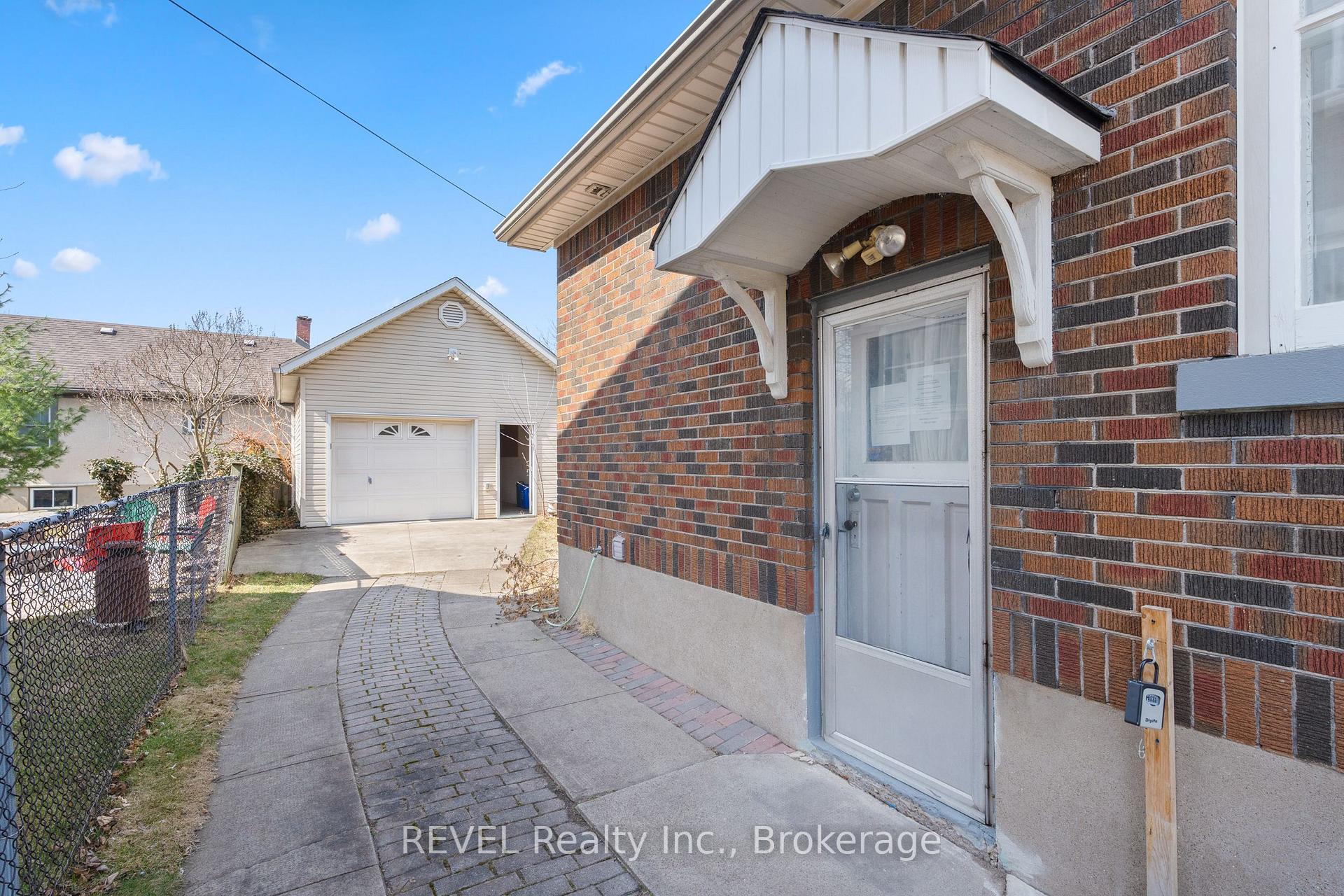 Photo 4 of 31 Fitzgerald Street, St. Catharines, Downtown — HOMEH