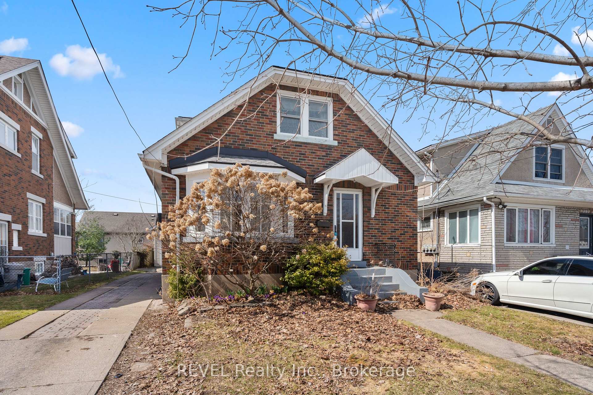 Photo 2 of 31 Fitzgerald Street, St. Catharines, Downtown — HOMEH