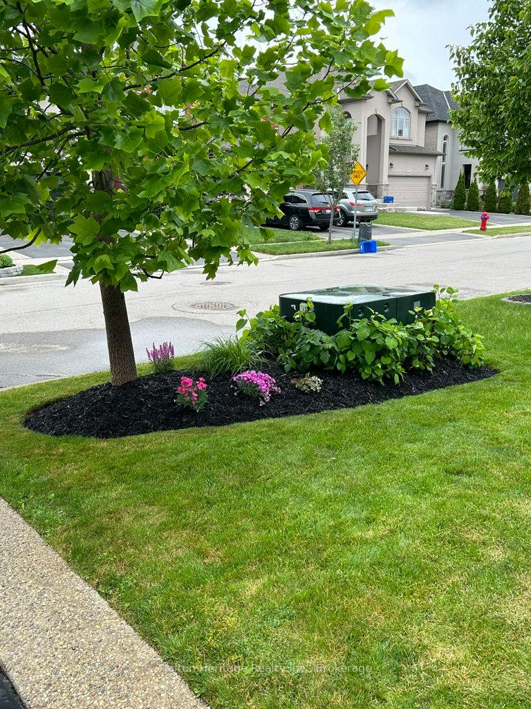 Photo 10 of 72 Garinger Crescent, Hamilton, Binbrook — HOMEH