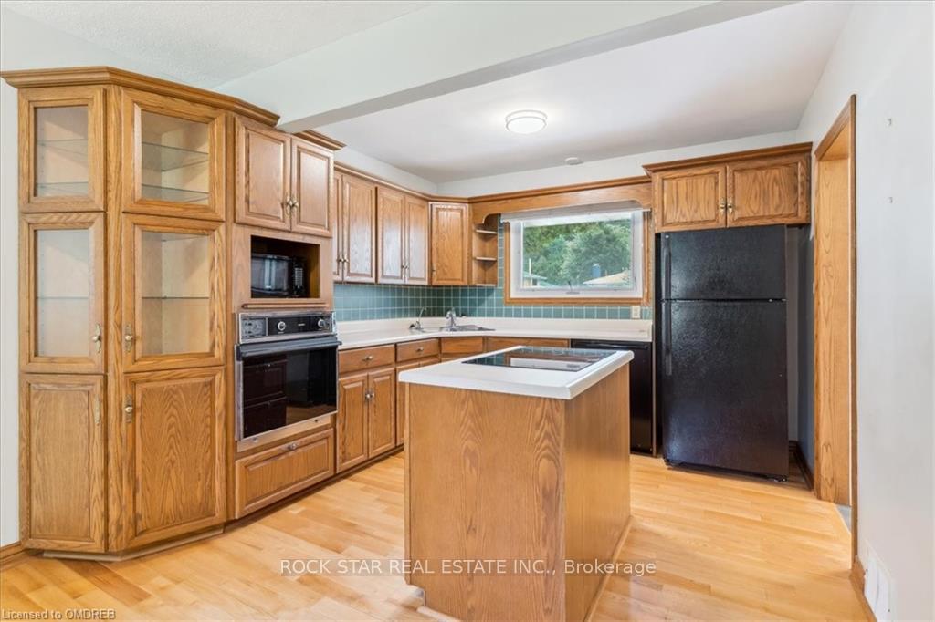Photo 4 of 28 Valerie Drive, St. Catharines, Glendale/Glenridge — HOMEH