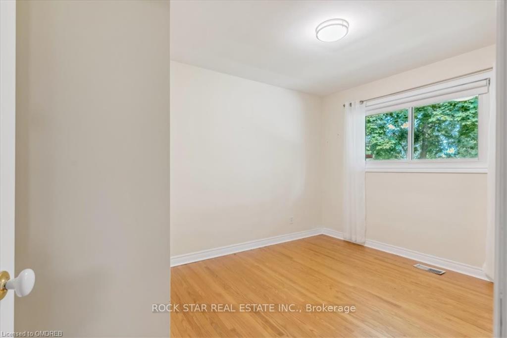 Photo 10 of 28 Valerie Drive, St. Catharines, Glendale/Glenridge — HOMEH