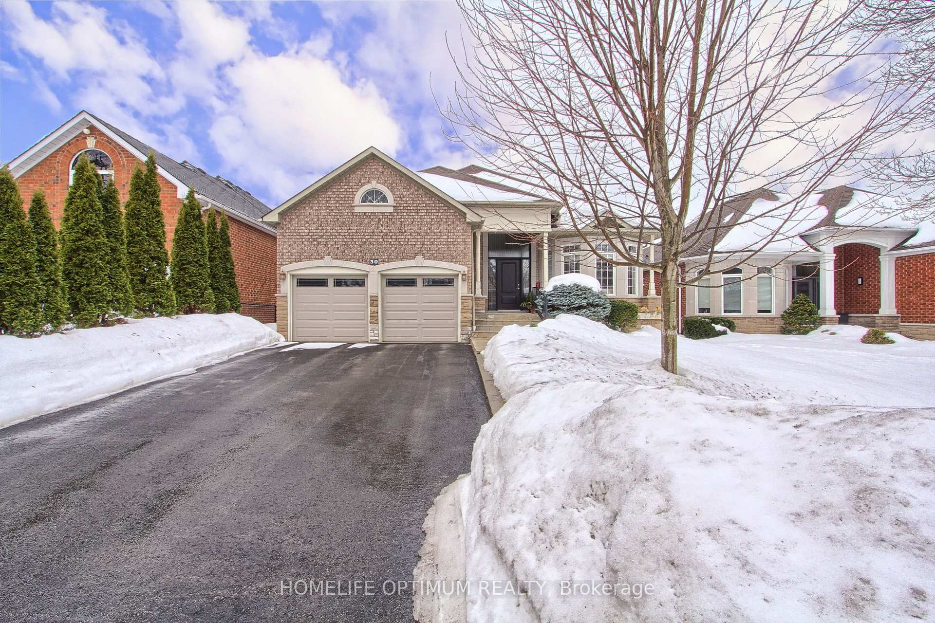 Photo 2 of 30 Benville Crescent E, Aurora, Aurora Estates — HOMEH