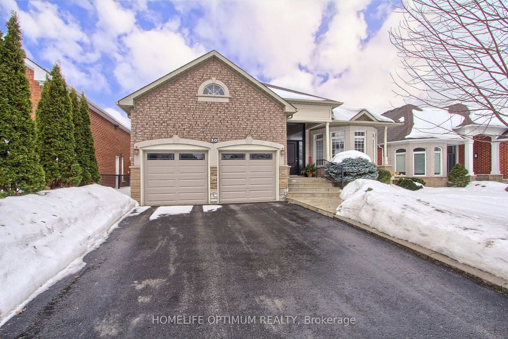 Photo 3 of 30 Benville Crescent E, Aurora, Aurora Estates — HOMEH