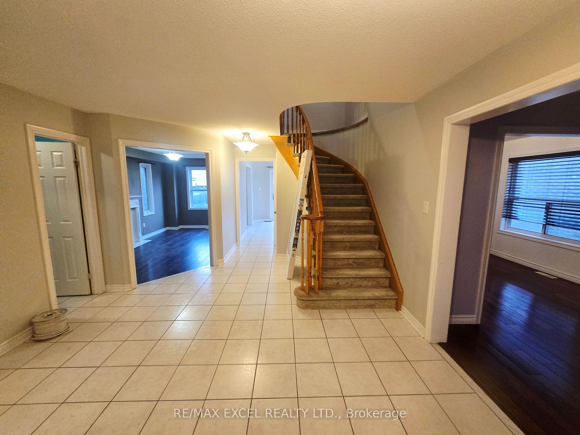 Photo 3 of 38 Shaina Court, Barrie, Painswick South — HOMEH