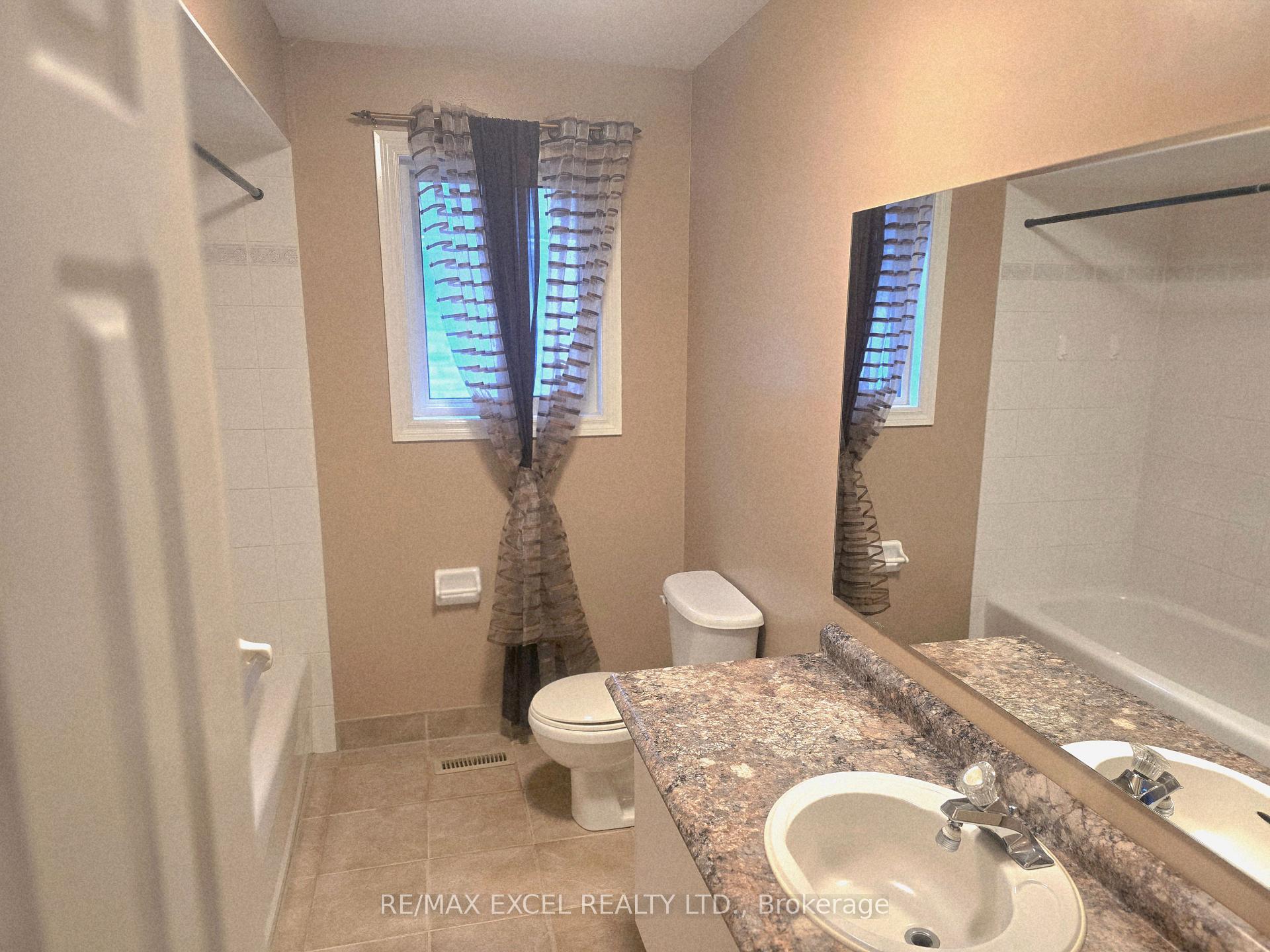Photo 15 of 38 Shaina Court, Barrie, Painswick South — HOMEH