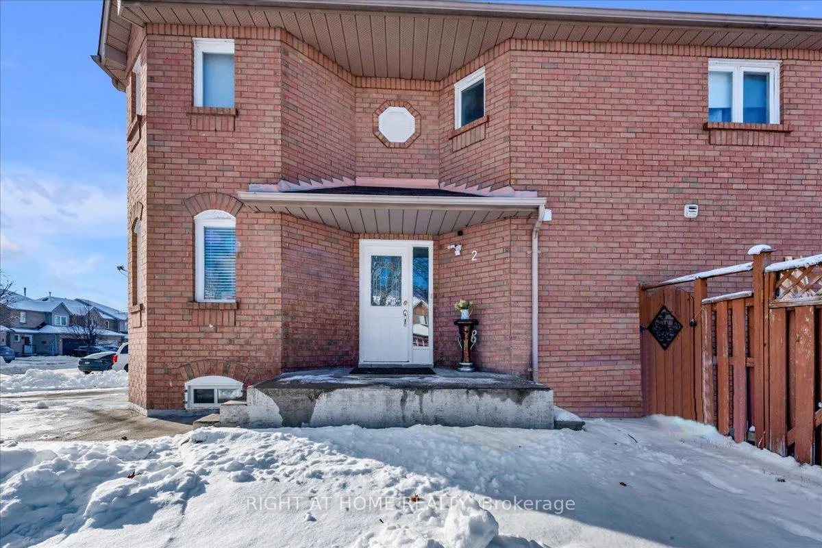 Photo 3 of 2 Wooliston Crescent, Brampton, Fletcher's West — HOMEH