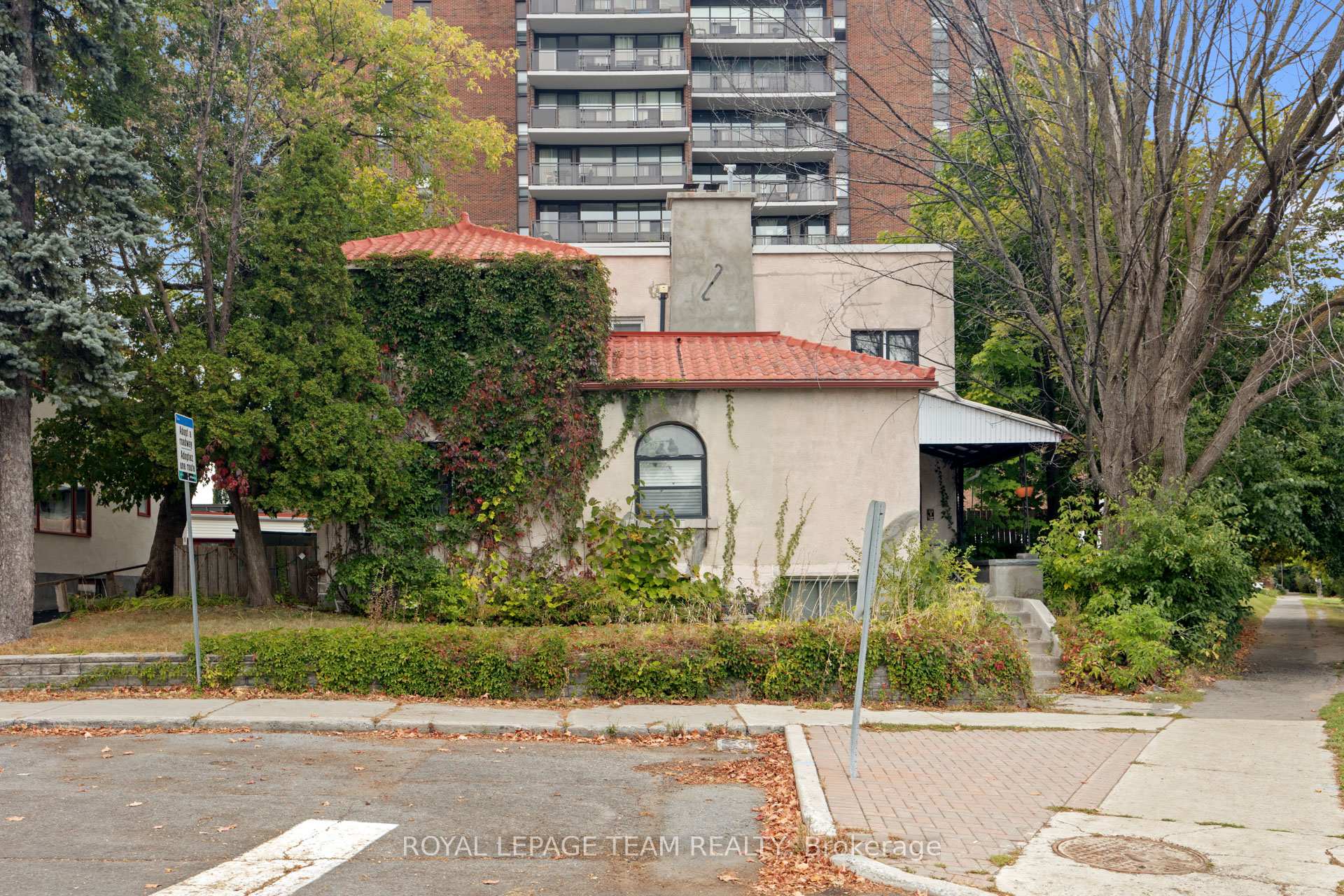 Front of 334 Queen Elizabeth Drive