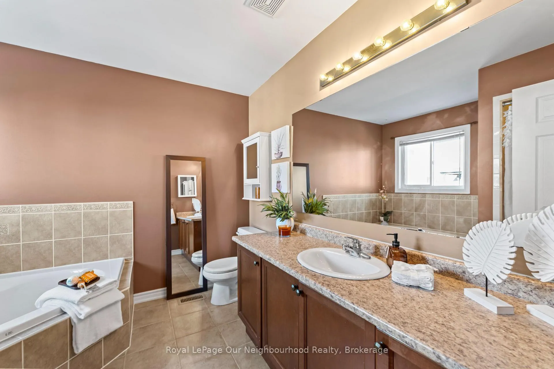 Photo 14 of 95 Laprade Square, Clarington, Bowmanville — HOMEH