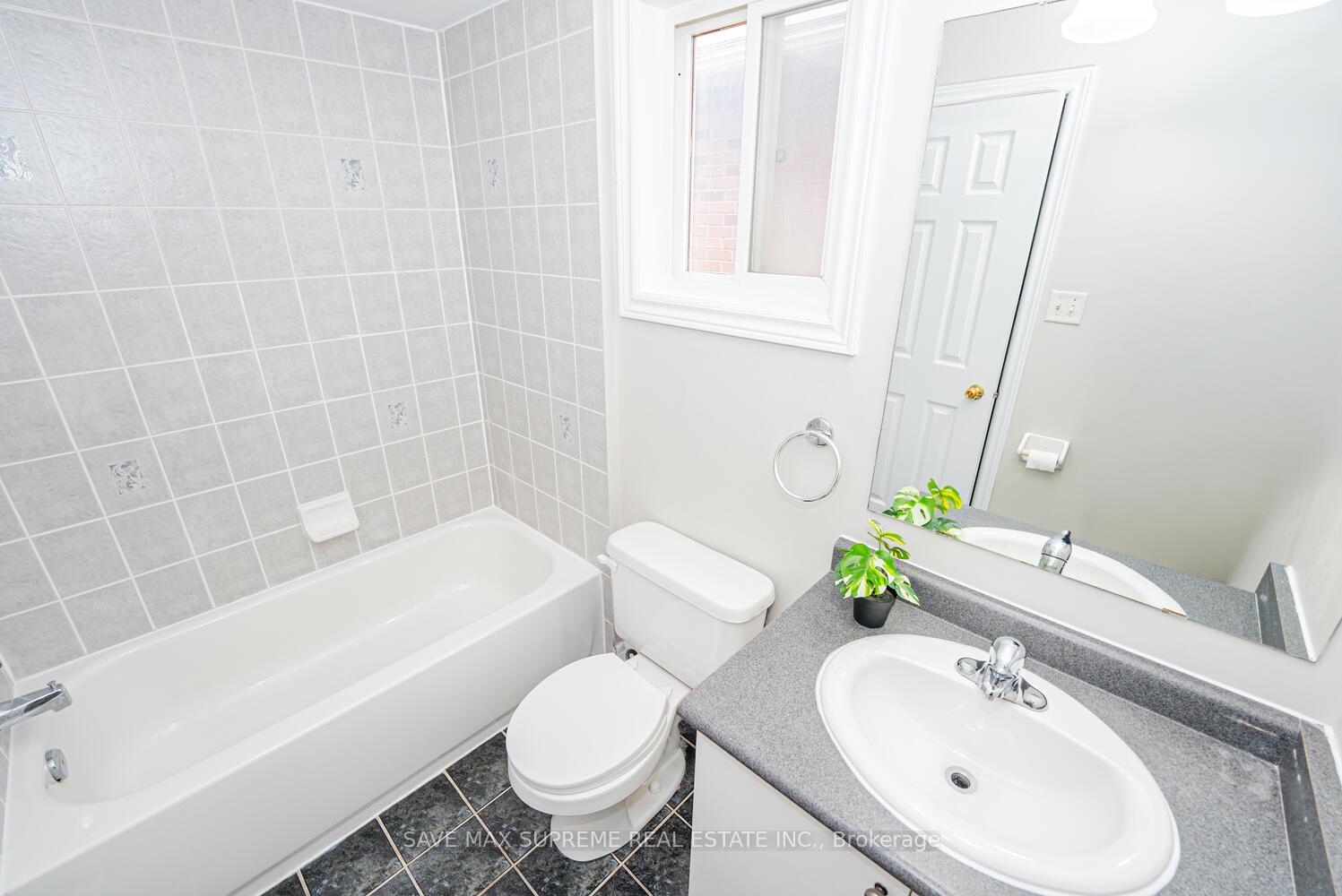 Photo 33 of 74 Ridgemore Crescent, Brampton, Fletcher's Meadow — HOMEH