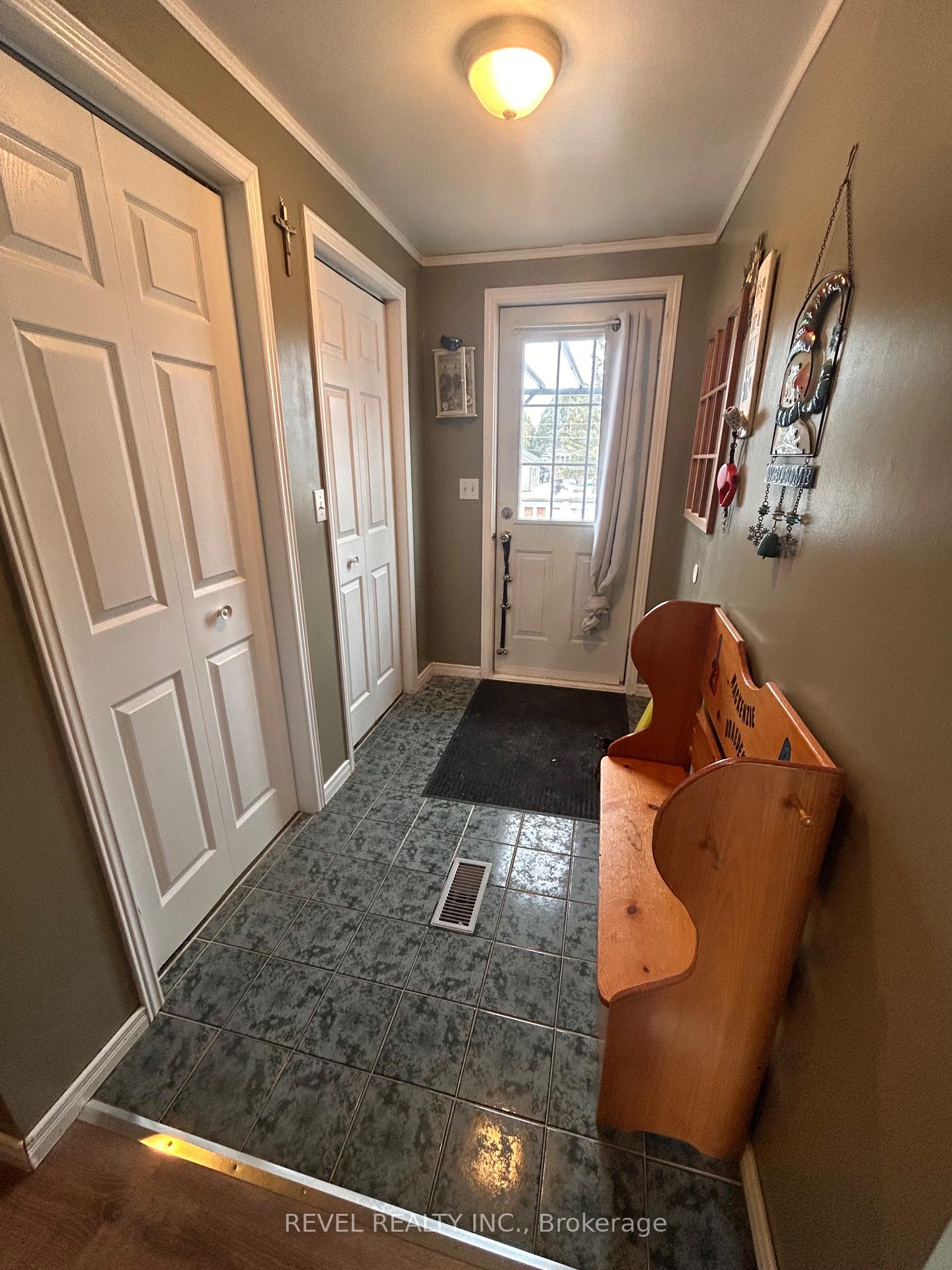 Photo 2 of 347 Seventeenth Avenue, Cochrane — HOMEH