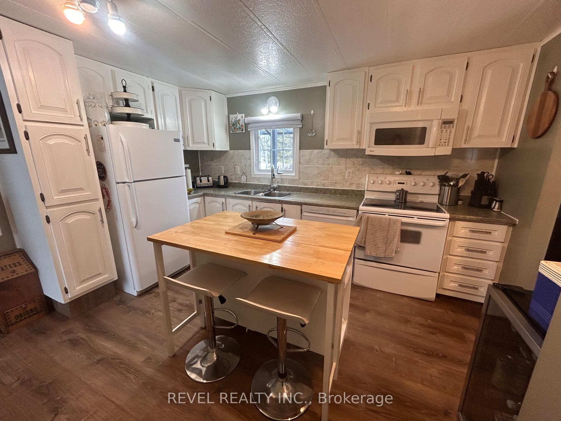 Photo 3 of 347 Seventeenth Avenue, Cochrane — HOMEH